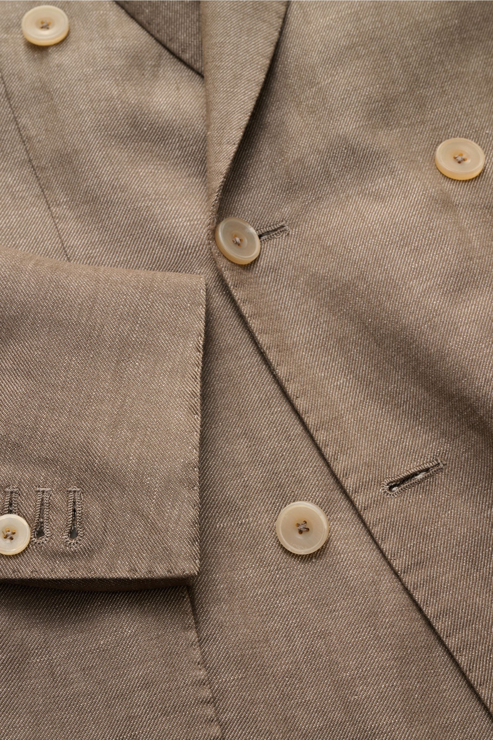 Nahaufnahme des Santaniello Sakko graubraun meliert aus Wolle und Leinen, slim fit, zweireihig mit drei Knöpfen, spitzem Revers, Kissing Buttons und aufgesetzten Taschen, fotografiert von schräg oben.