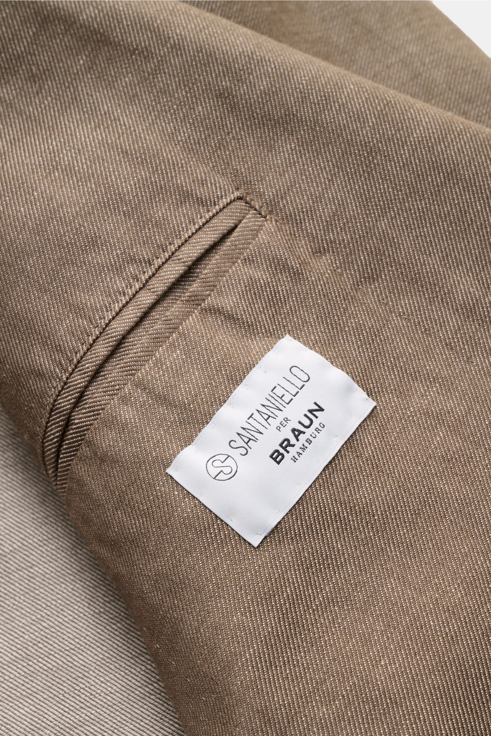Nahaufnahme des Innenfutters und Etiketts vom Santaniello Sakko graubraun meliert aus Wolle und Leinen, weicher Griff, Slim Fit, unconstructed Design.