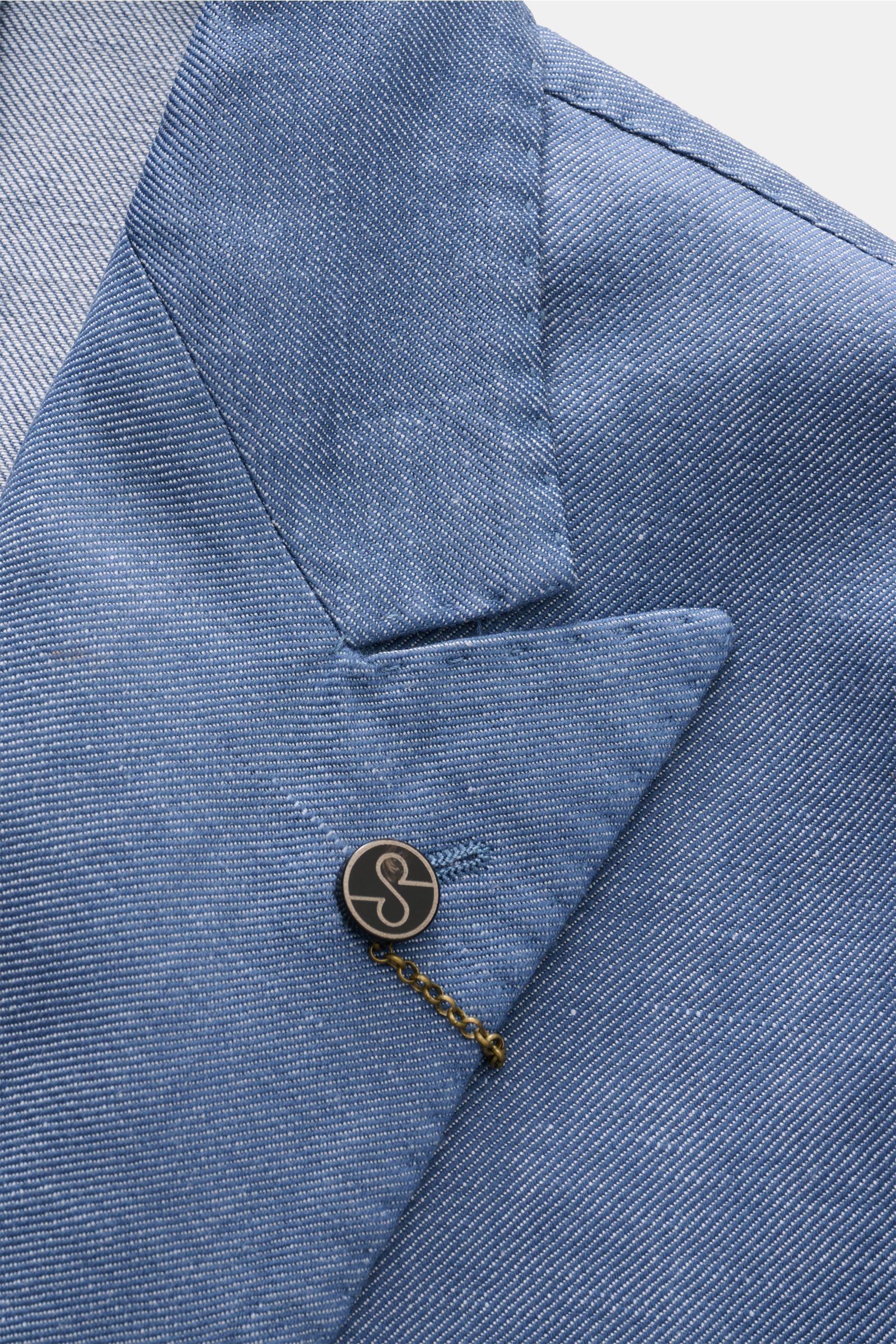 Close-up front-side view of the Santaniello Smart-casual jacket grey-blue mottled showing pointed lapel and button details.

Description: Classic elegance for the new season: This double-breasted smart-casual jacket by SANTANIELLO in fine wool with lin