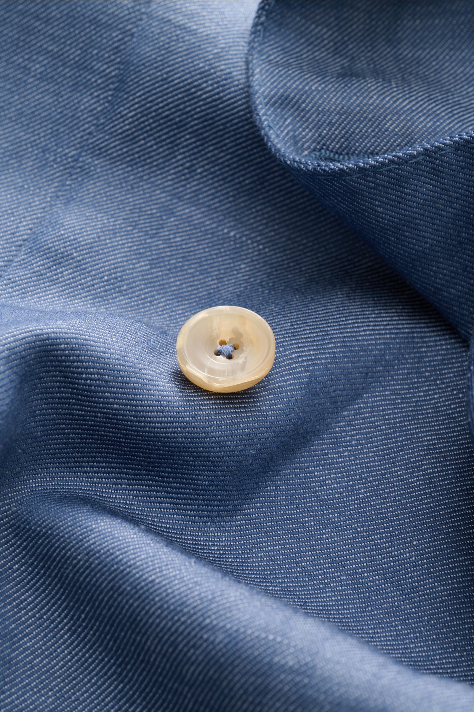 Close-up front view of the Santaniello Smart-casual jacket grey-blue mottled showing fine wool-linen fabric texture and a beige button.

Classic elegance for the new season: This double-breasted smart-casual jacket by SANTANIELLO in fine wool with line