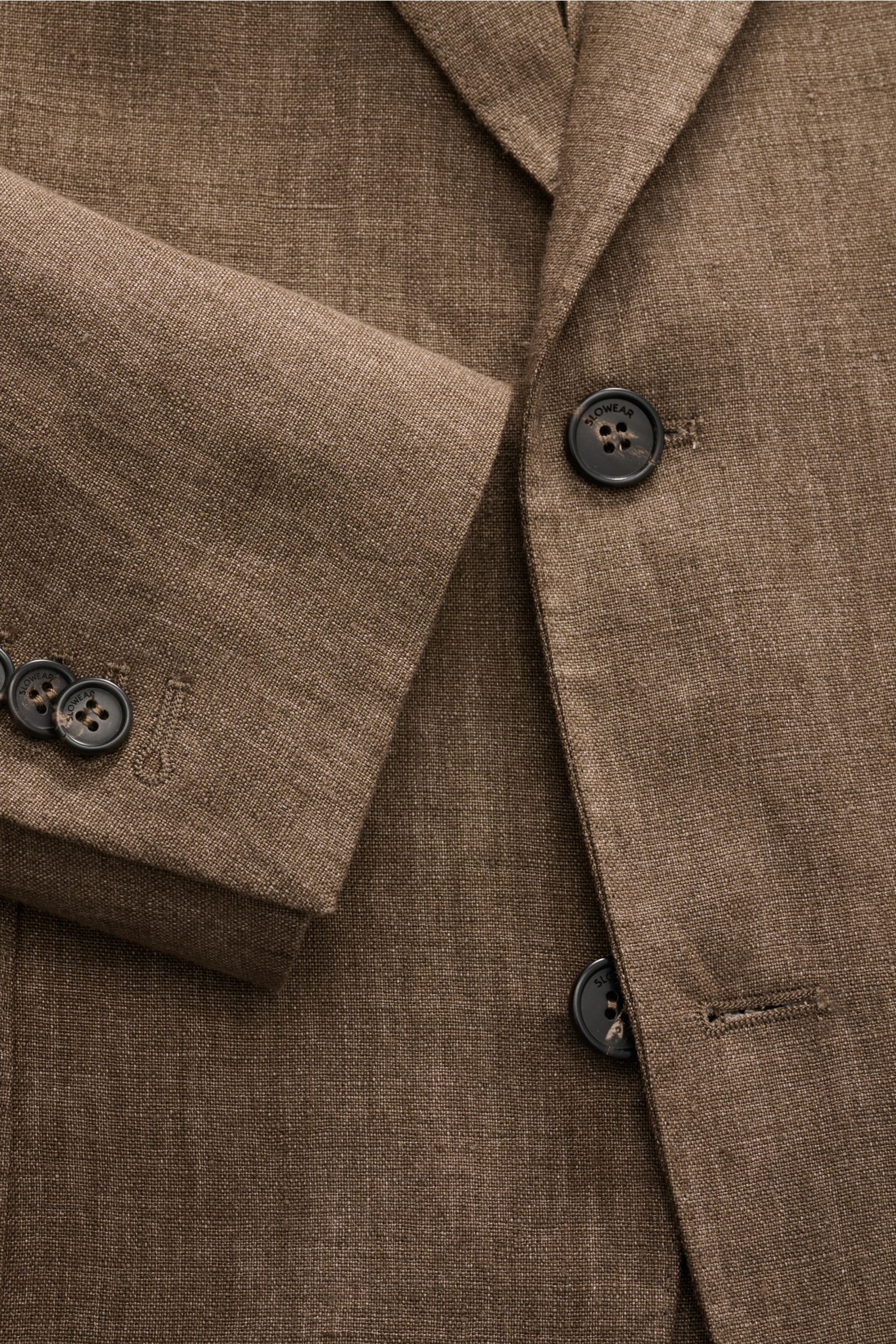 Close-up front view of the Incotex Linen jacket grey-brown mottled showcasing the two-button style, step lapel, and buttons.

Description: Summery charm from INCOTEX: With its lightweight fabric in pure linen, this smart-casual jacket in two-button sty