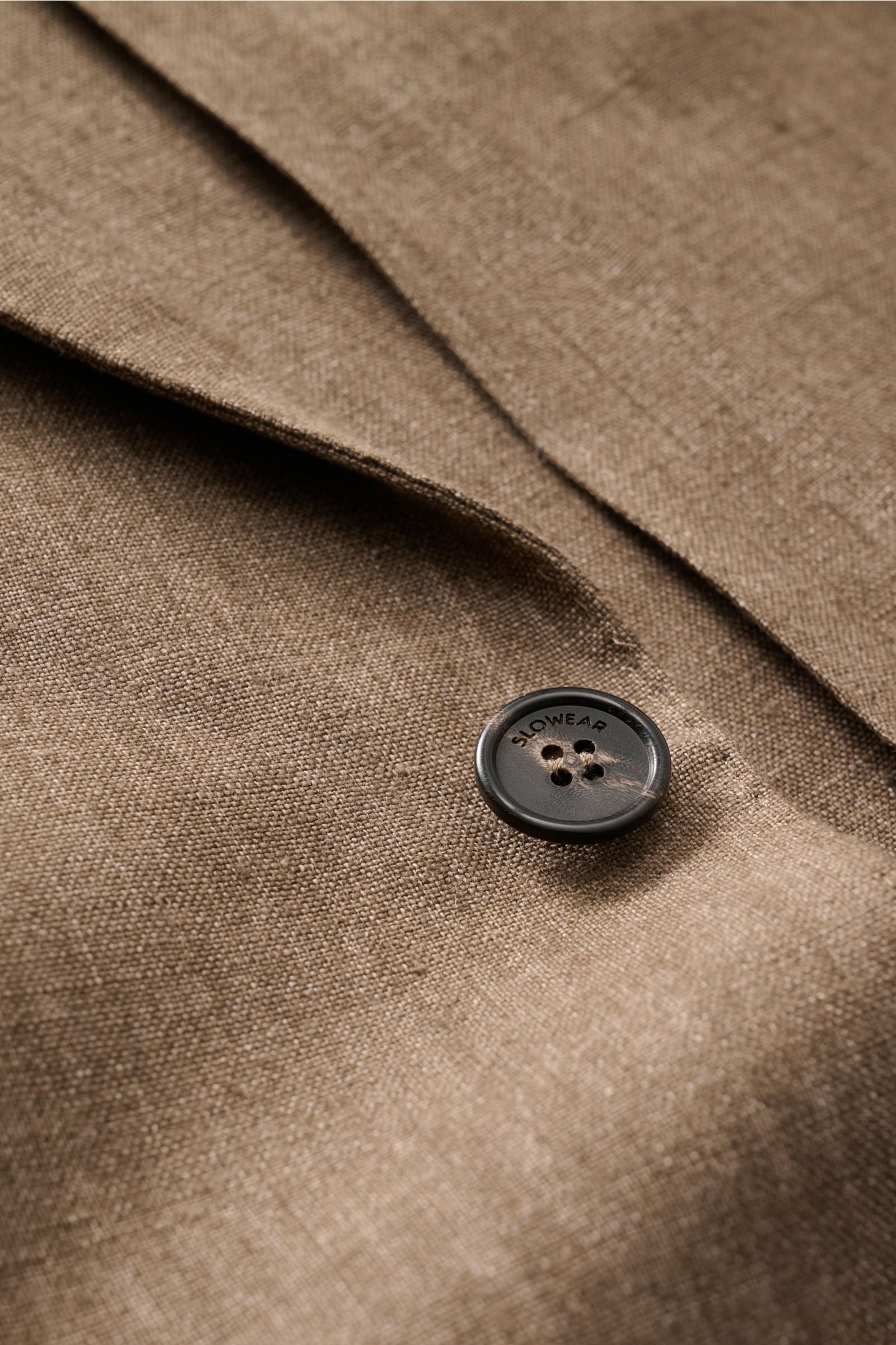 Close-up front angle of Incotex Linen jacket grey-brown mottled showing textured pure linen fabric and black Slowear button. Summery charm from INCOTEX: With its lightweight fabric in pure linen, this smart-casual jacket in two-button style is a stylish e