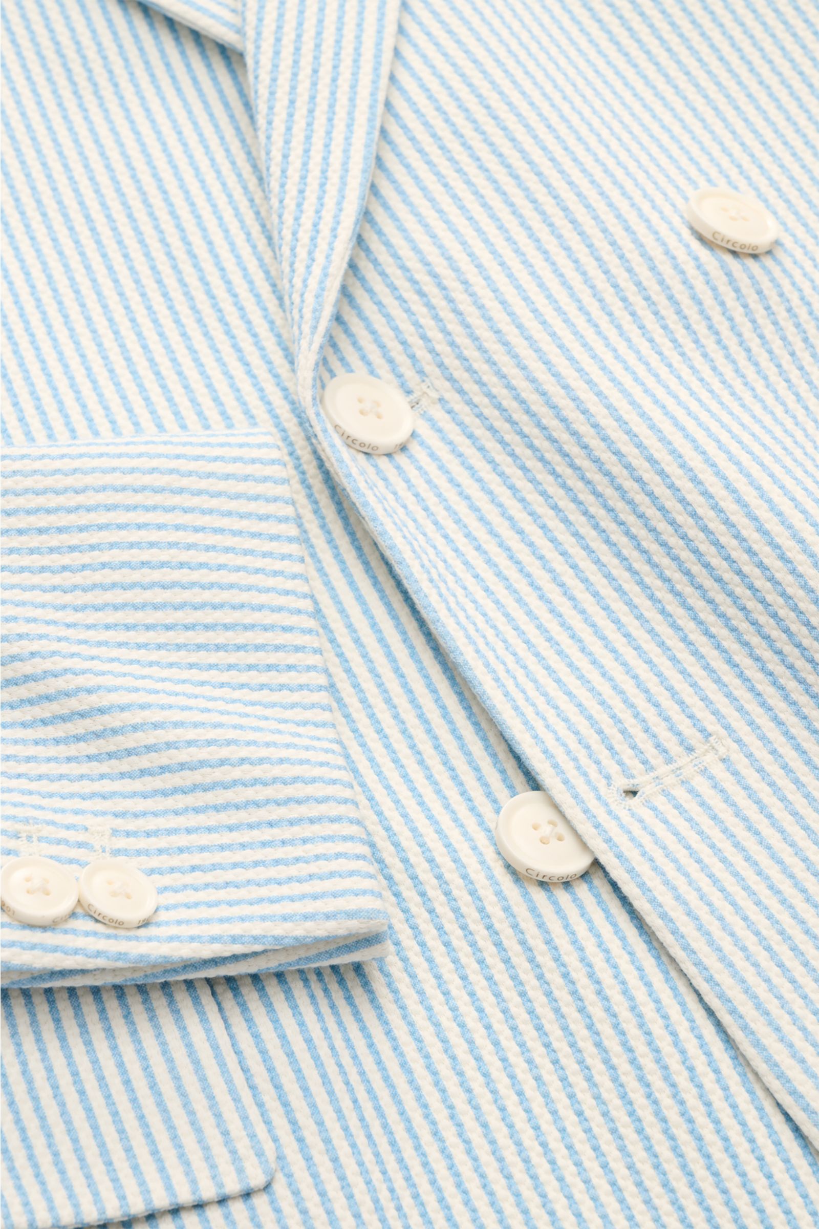 Circolo 1901 Jersey-Sakko weiß/hellblau gestreift, Slim Fit, tailliert, Jersey-Baumwolle, Zwei-Knopf-Stil, fallendes Revers, Brusttasche, Hüfttaschen, Knopfärmel, Unconstructed-Design, Nahaufnahme von vorne.