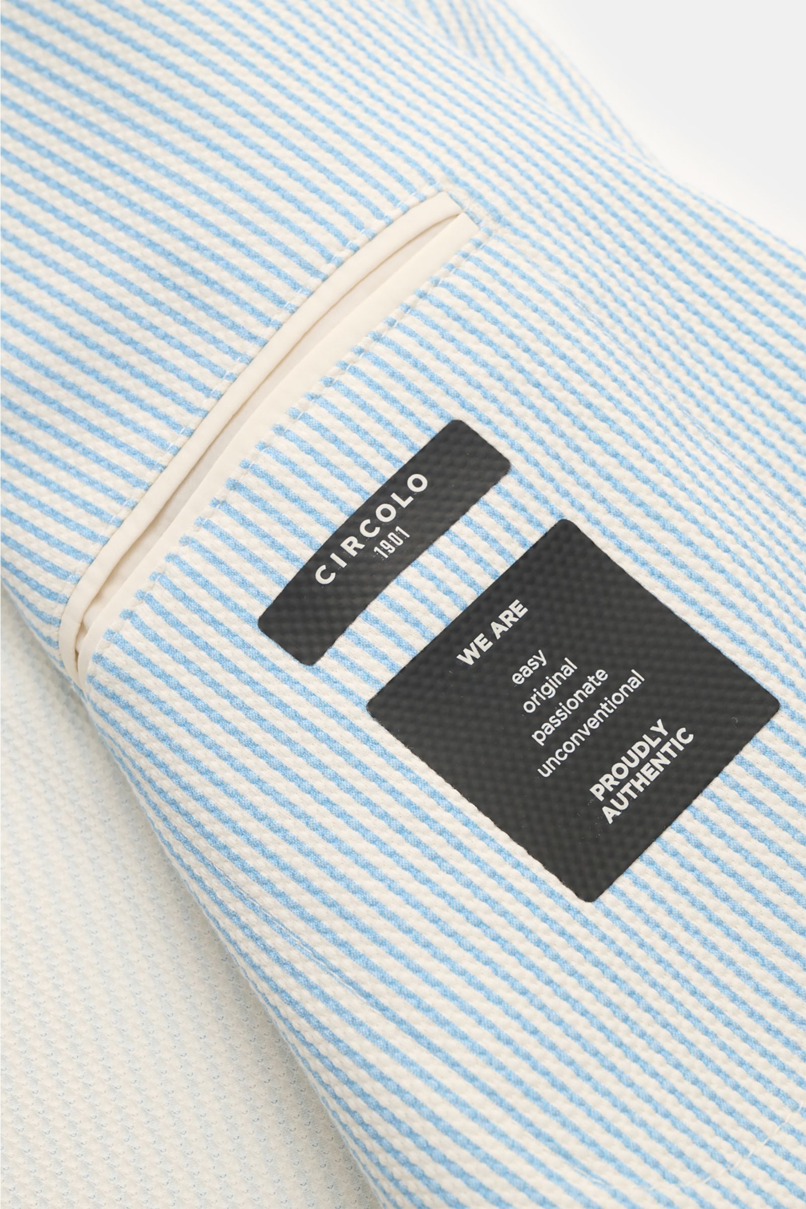 Circolo 1901 Jersey-Sakko weiß/hellblau gestreift in Nahaufnahme von innen mit Etikett, elastische Baumwolle, Slim Fit, zwei Knöpfe.