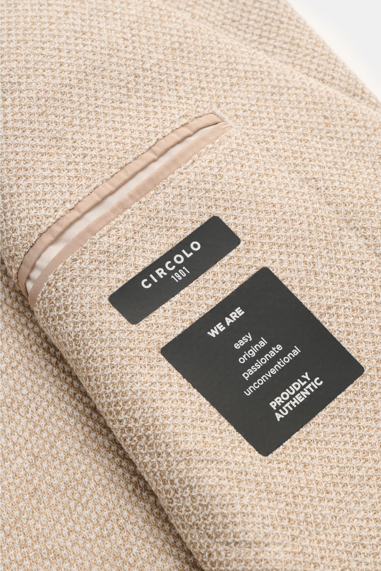 Close-up from above of the textured beige mottled fabric and inside pocket of the Circolo 1901 Smart-casual jacket beige mottled.

This slim fit smart-casual jacket in a linen blend in slightly stretchy fabric by CIRCOLO 1901 features a contemporary un