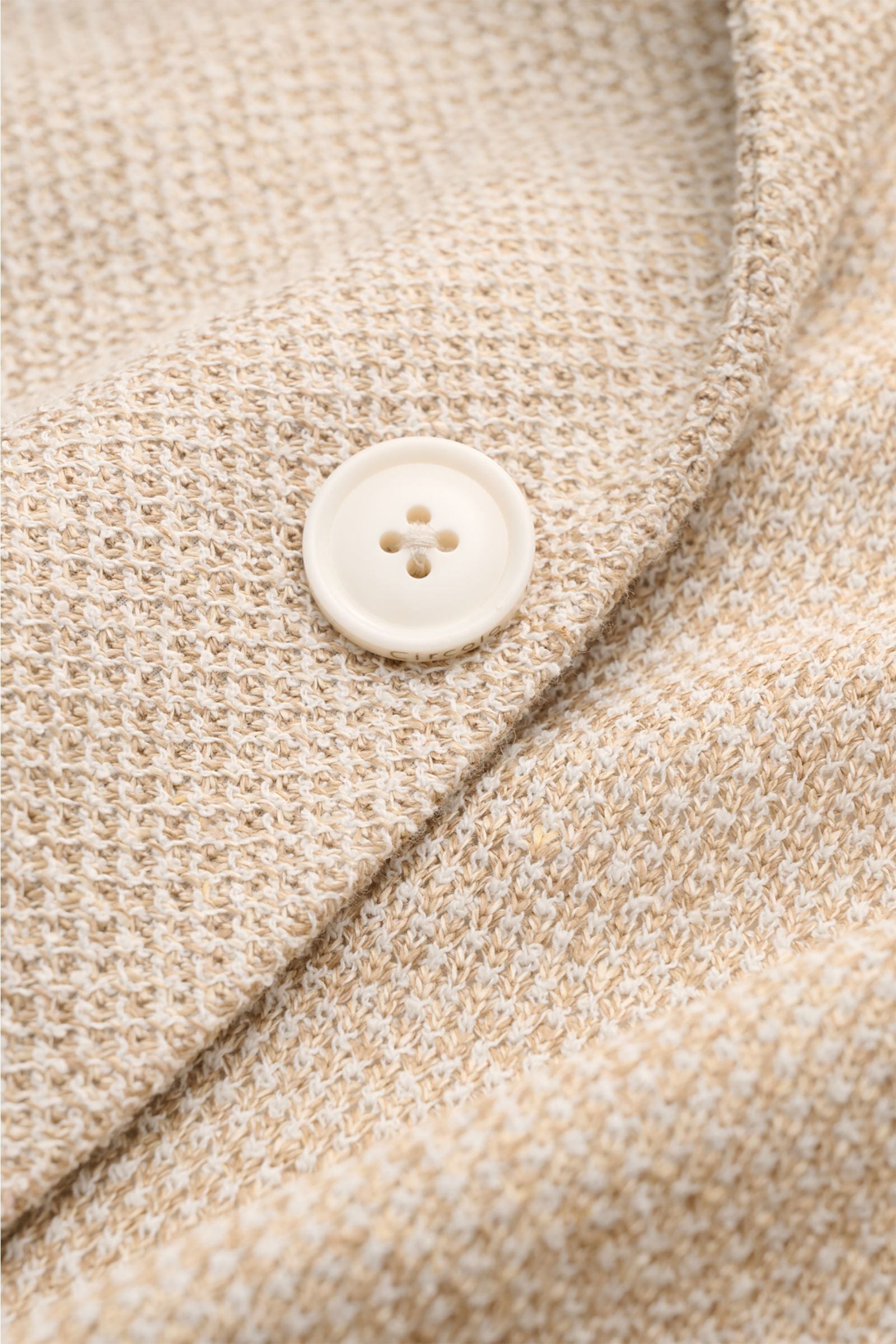 Close-up front view of the textured beige mottled fabric and cream button of the Circolo 1901 Smart-casual jacket beige mottled.

Description: This slim fit smart-casual jacket in a linen blend in slightly stretchy fabric by CIRCOLO 1901 features a con