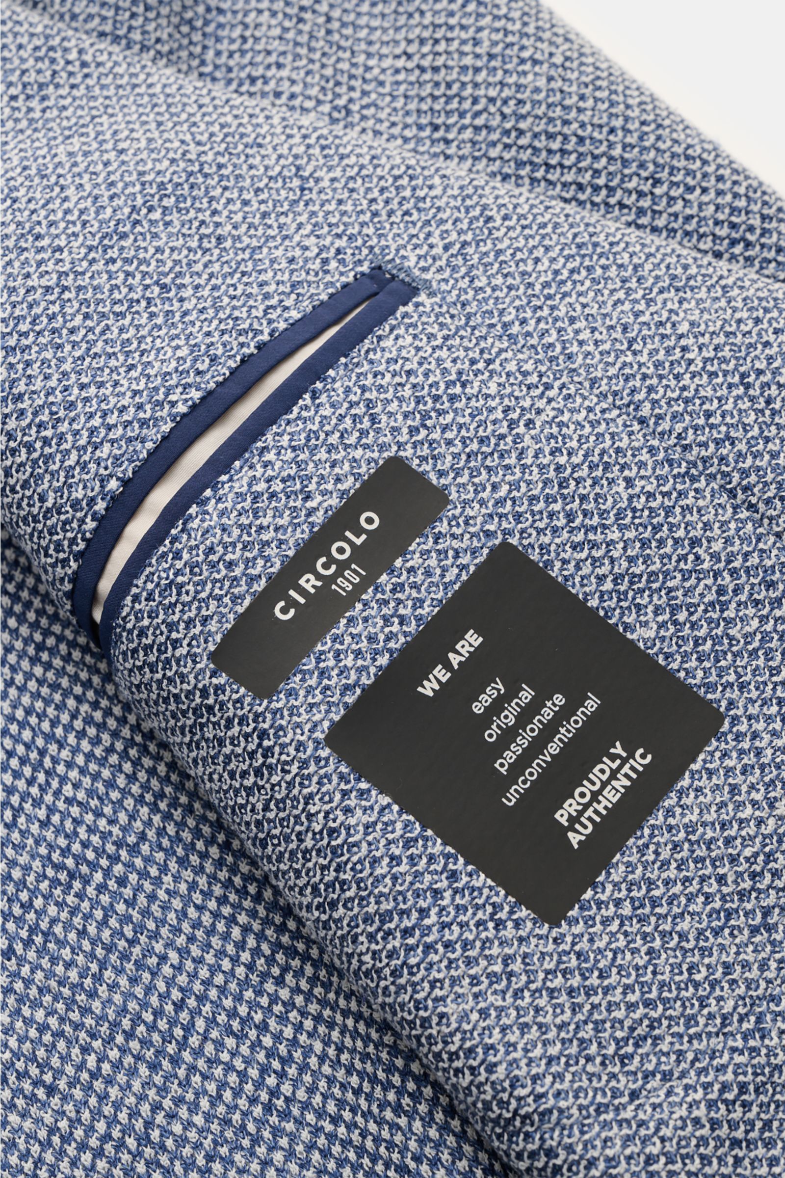 Close-up view of the textured blue and white weave inside the Circolo 1901 Smart-casual jacket 'Coarse' dark blue/navy/white mottled.

Description: This slim fit smart-casual jacket in a linen blend in slightly stretchy fabric by CIRCOLO 1901 features 
