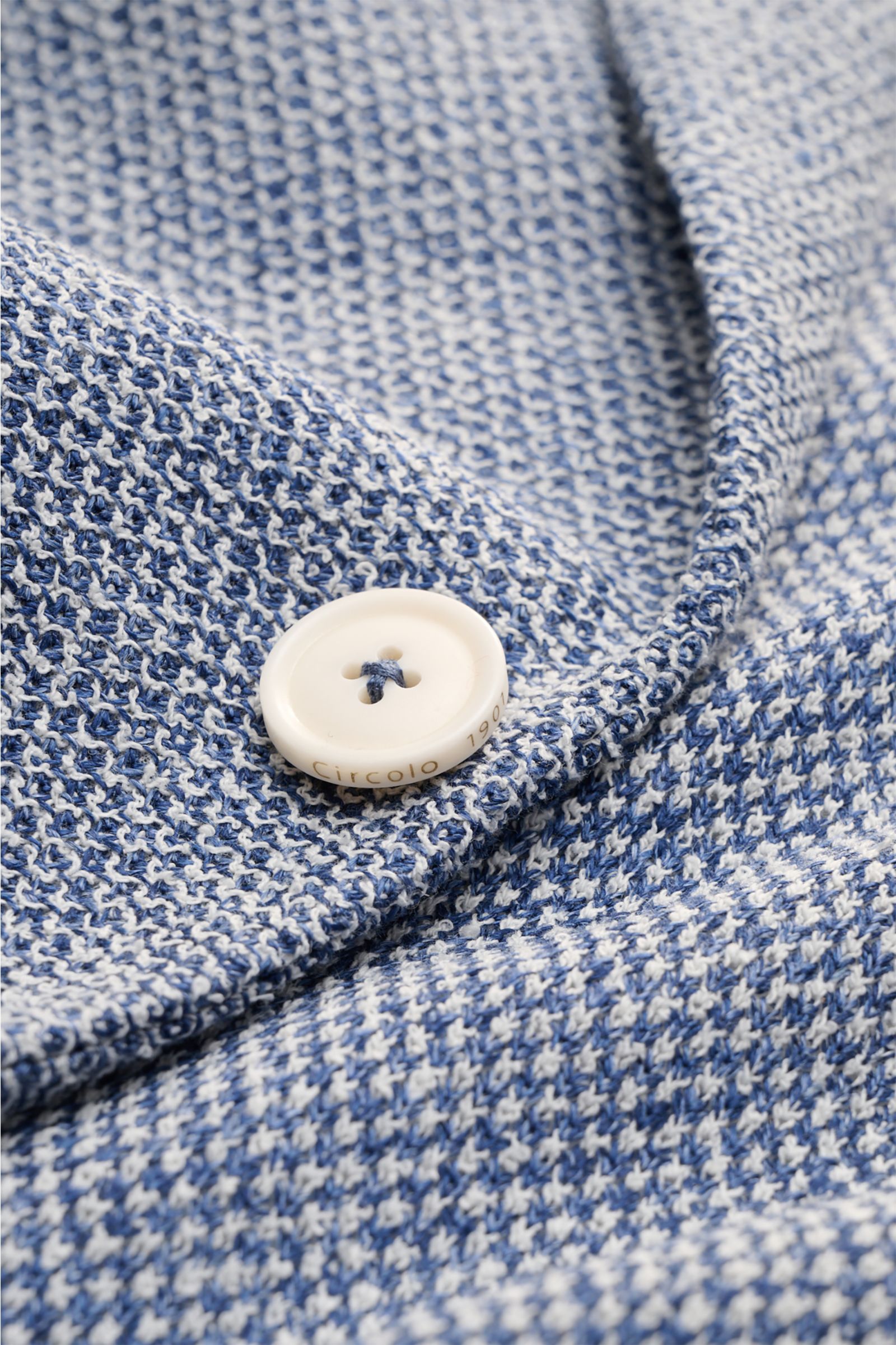 Close-up front view of the textured fabric and white button of the Circolo 1901 Smart-casual jacket 'Coarse' dark blue/navy/white mottled.

This slim fit smart-casual jacket in a linen blend in slightly stretchy fabric by CIRCOLO 1901 features a contem