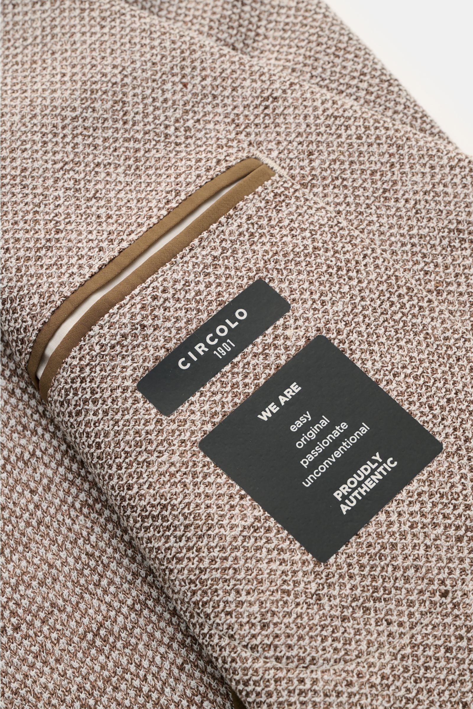 Circolo 1901 Sakko 'Coarse' dunkelbraun/taupe/weiß meliert aus Leinen-Mix, Slim Fit, Taillierung, Detailfoto von Innen- und Brusttasche.