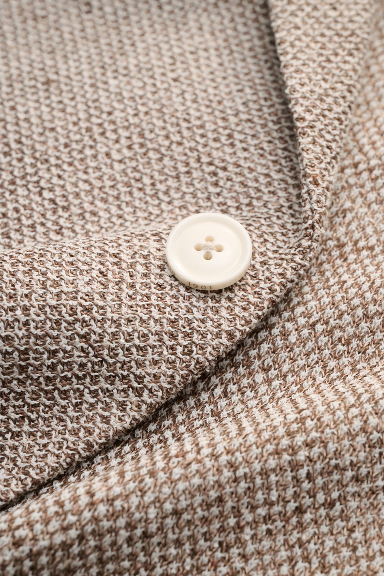 Circolo 1901 Sakko 'Coarse' dunkelbraun/taupe/weiß meliert, Detailaufnahme von Knopf und Strukturgewebe im Unconstructed Design, Slim Fit.