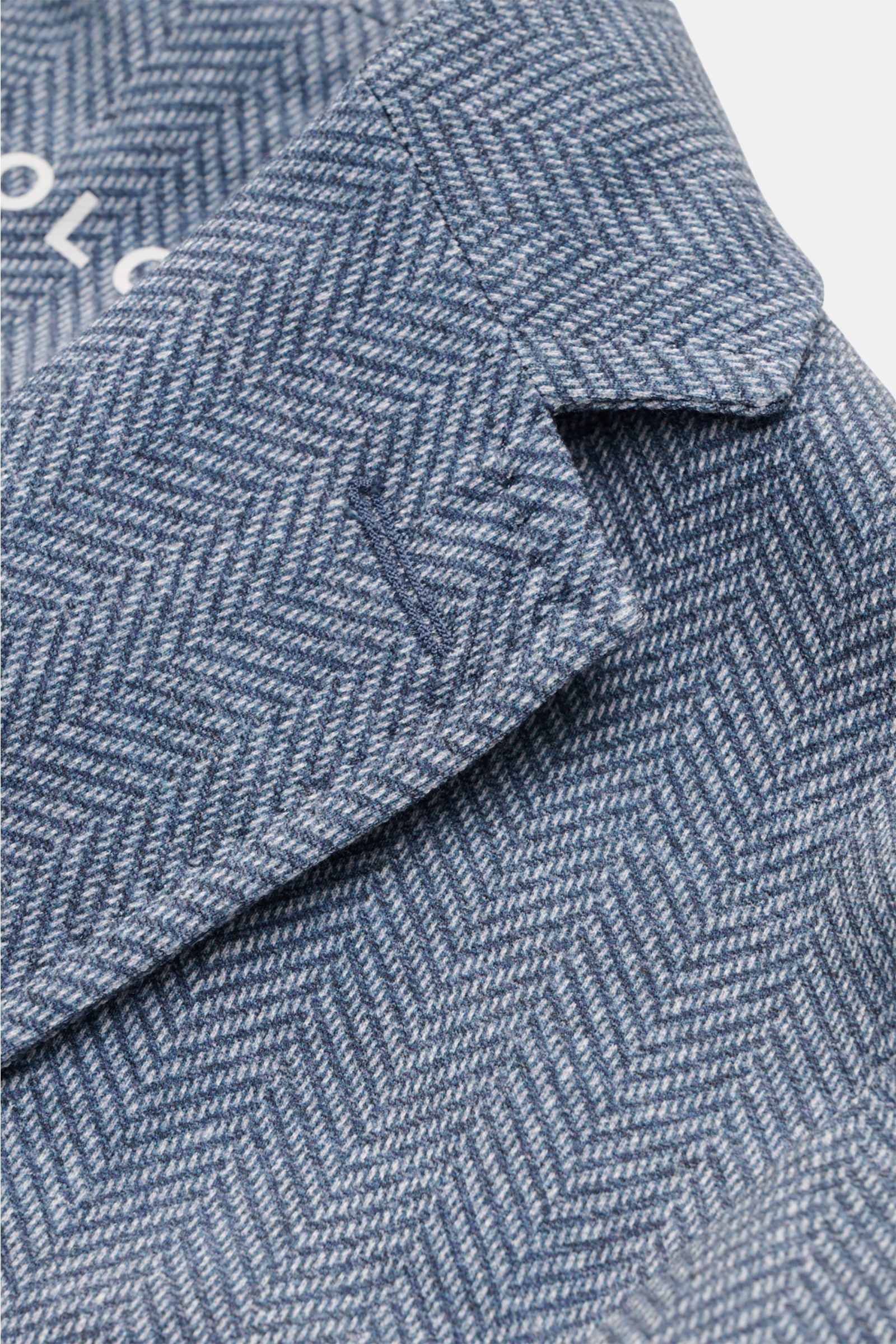 Circolo 1901 Jersey-Sakko rauchblau/weiß gemustert im Fischgrat, Detailansicht von Revers und Brusttasche, leichter Jerseystoff, Slim Fit.