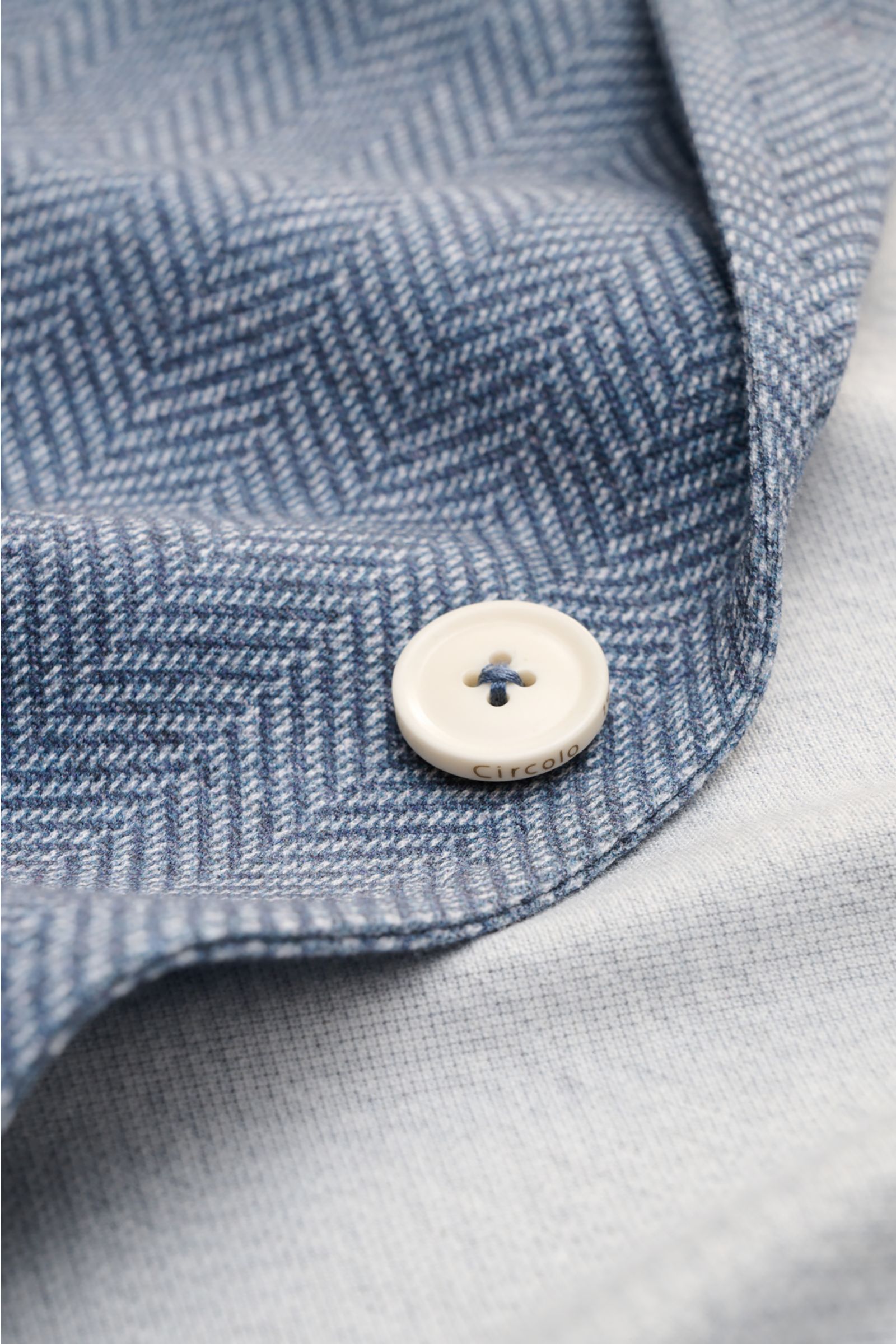 Circolo 1901 Jersey-Sakko rauchblau/weiß gemustert mit Fischgrat-Muster, Knopf und weichem Jersey, Detailaufnahme aus Nahperspektive.