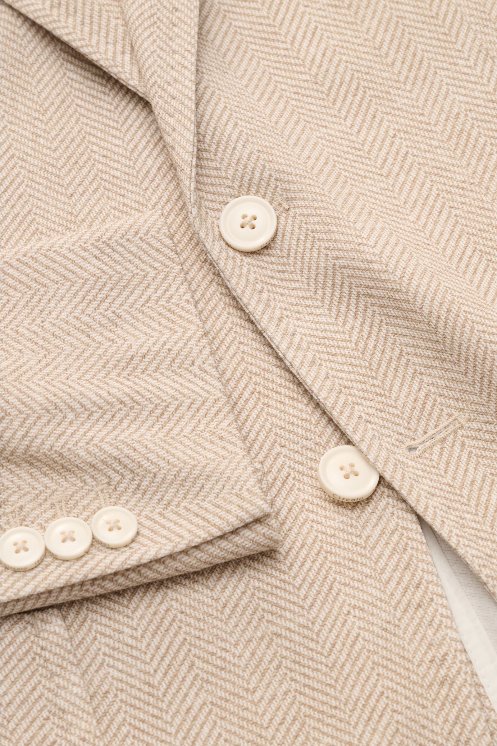 Close-up front angle of Circolo 1901 Jersey jacket beige/cream patterned showing herringbone texture and buttons.

Description: Casual elegance for warm days: This smart-casual jacket with herringbone pattern by CIRCOLO 1901 is made of lightweight jers