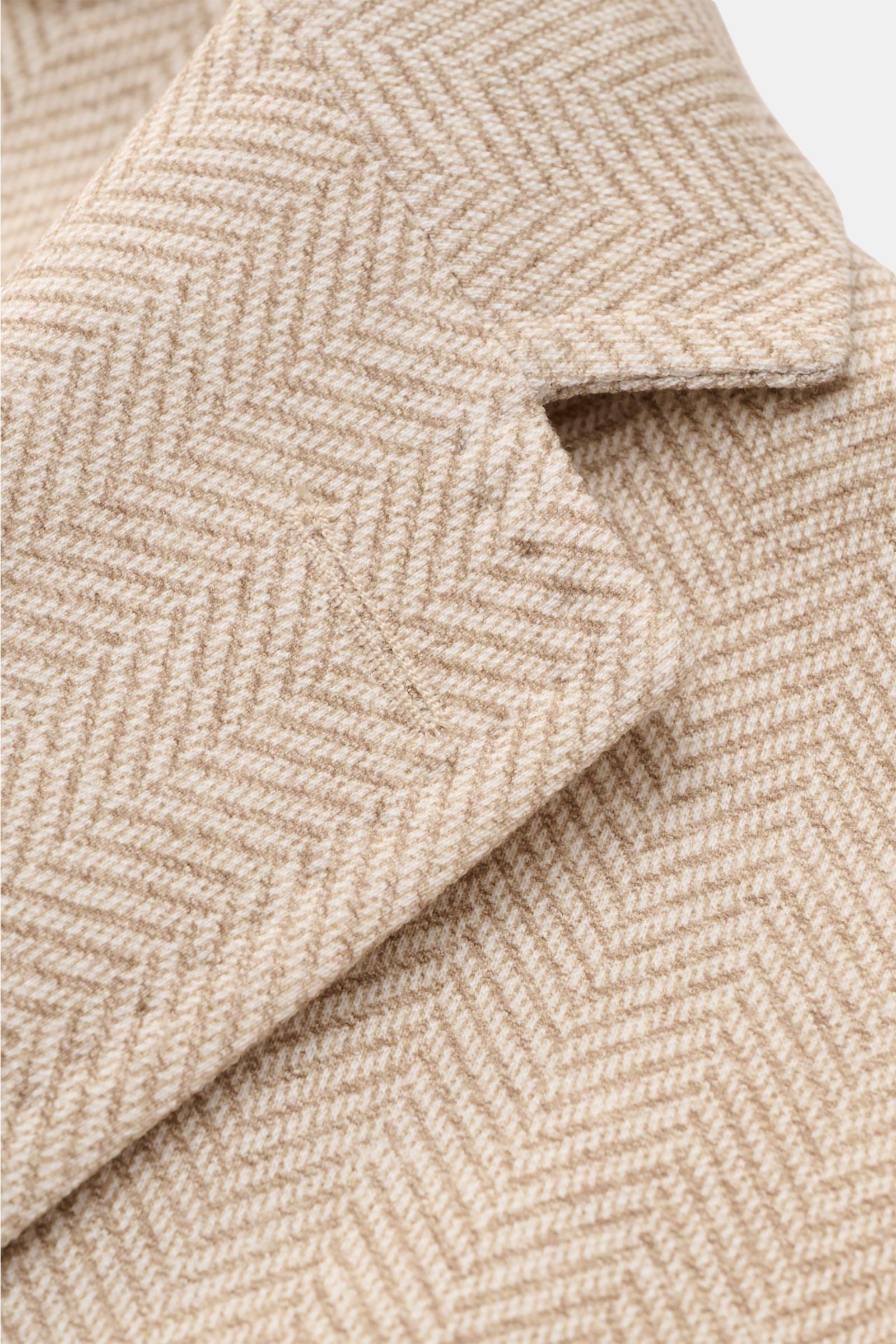 Close-up front angle of Circolo 1901 Jersey jacket beige/cream patterned with herringbone design and step lapel collar.

Description: Casual elegance for warm days: This smart-casual jacket with herringbone pattern by CIRCOLO 1901 is made of lightweight j