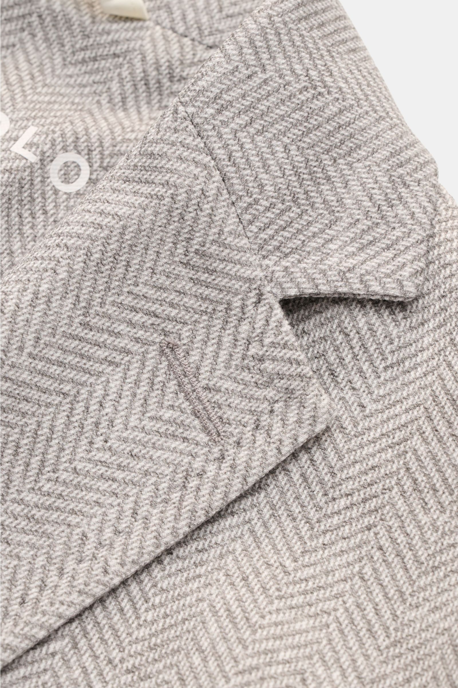 Circolo 1901 Jersey-Sakko grau/offwhite gemustert in Fischgrat, Slim Fit, tailliert, fallendes Revers, Jersey-Baumwolle, Detailansicht von oben.