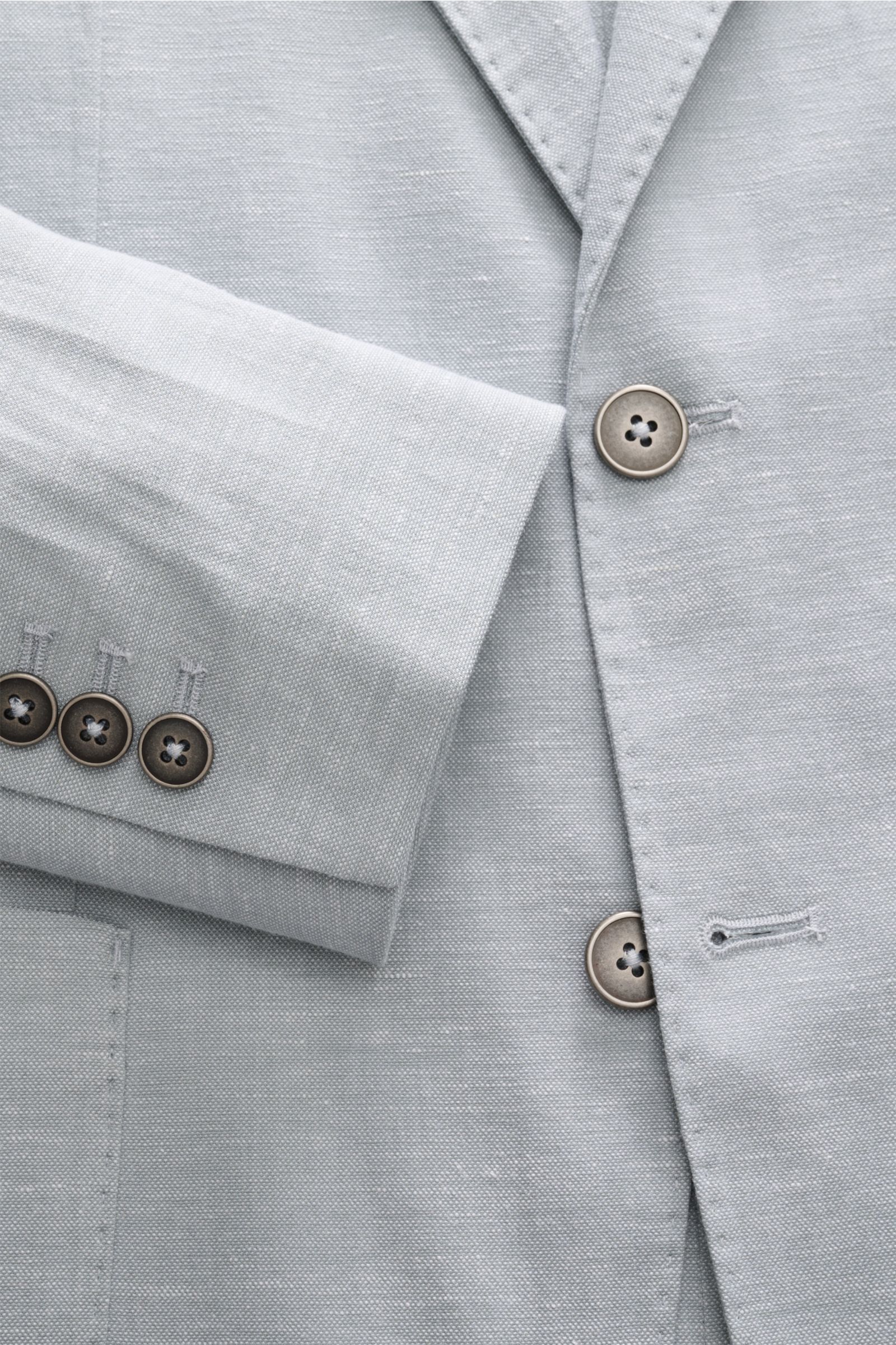 Circolo 1901 Sakko graublau meliert, Detailaufnahme von Ärmel und Knöpfen, Baumwoll-Leinen-Mix, Slim Fit, taillierter Zwei-Knopf-Stil.