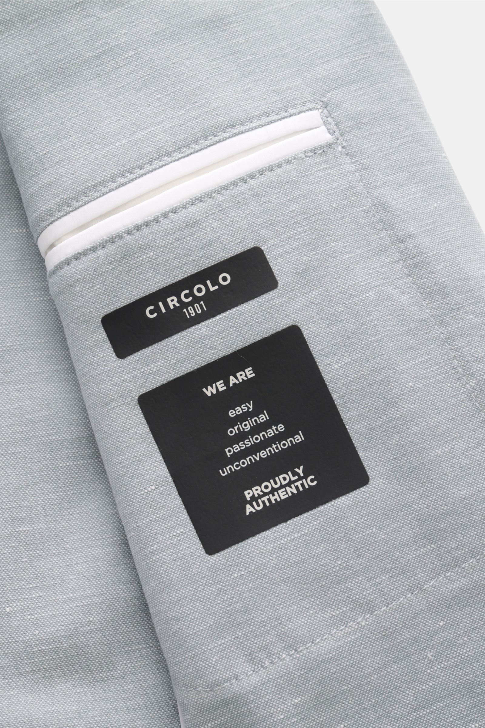 Close-up side view of the cuff and pocket detail of the Circolo 1901 Smart-casual jacket grey-blue mottled, showing the texture and labels.

This slim fit smart-casual jacket in a cotton-linen blend in slightly stretchy fabric by CIRCOLO 1901 features 