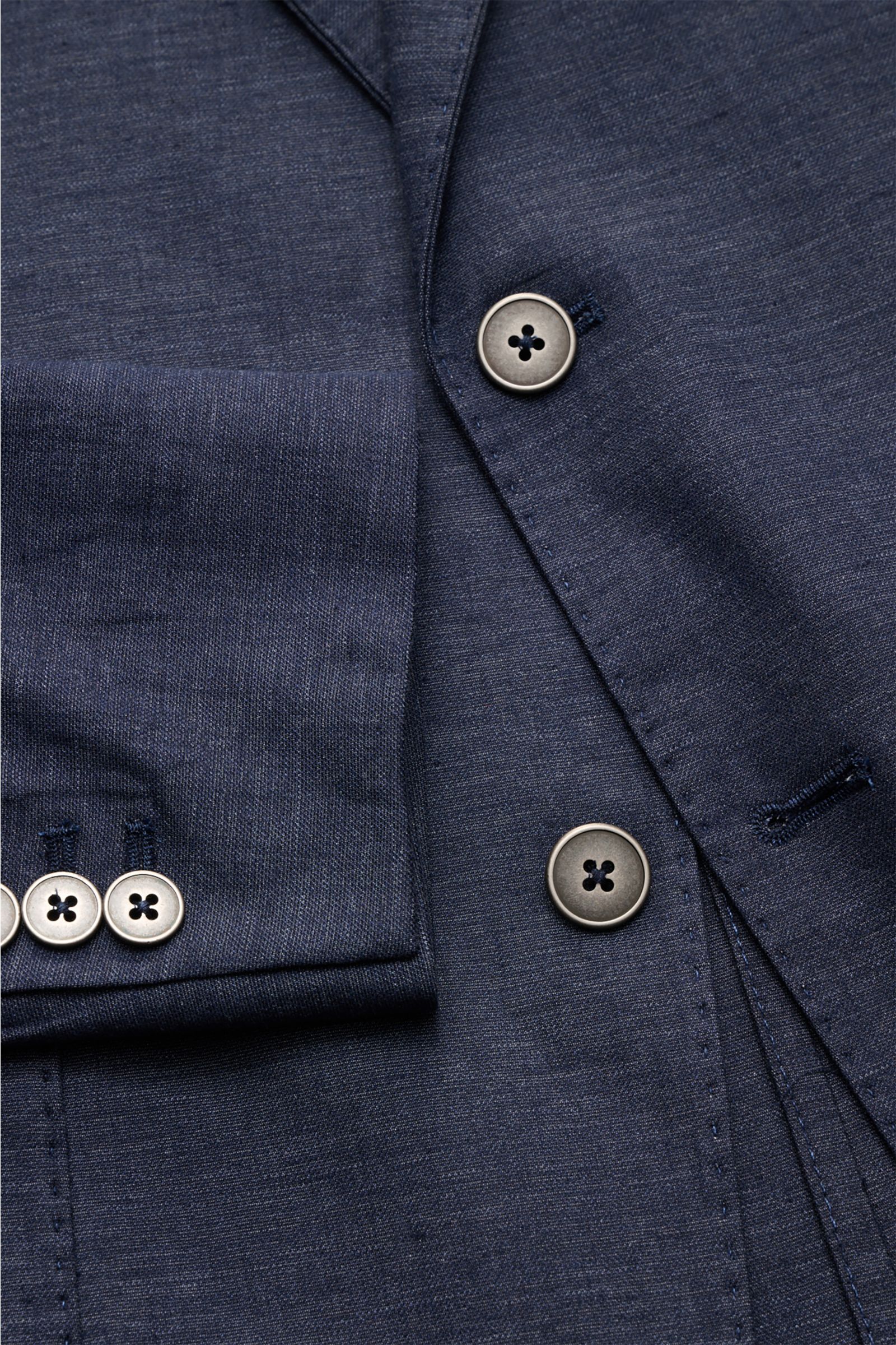 Nahaufnahme des Circolo 1901 Sakko navy meliert aus Baumwoll-Leinen-Mix mit Slim Fit, zwei Knöpfen, fallendem Revers, Brust- und Hüfttaschen.