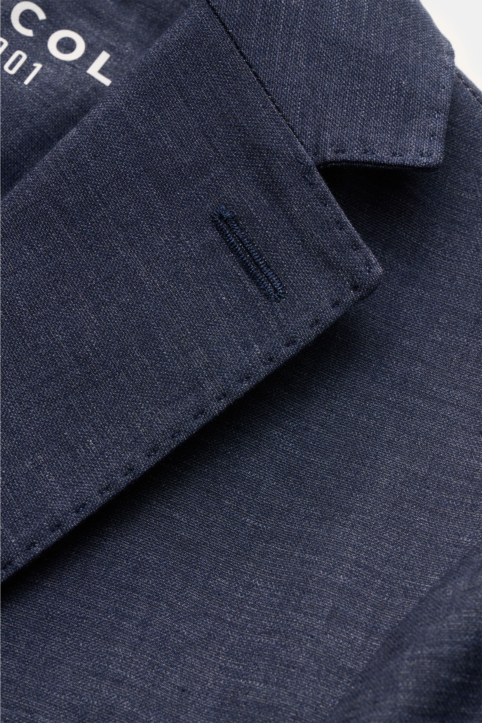 Nahaufnahme des fallenden Revers und Knopfloch des Circolo 1901 Sakko navy meliert aus Baumwoll-Leinen-Mix mit leichtem Stretch und weichem Griff.
