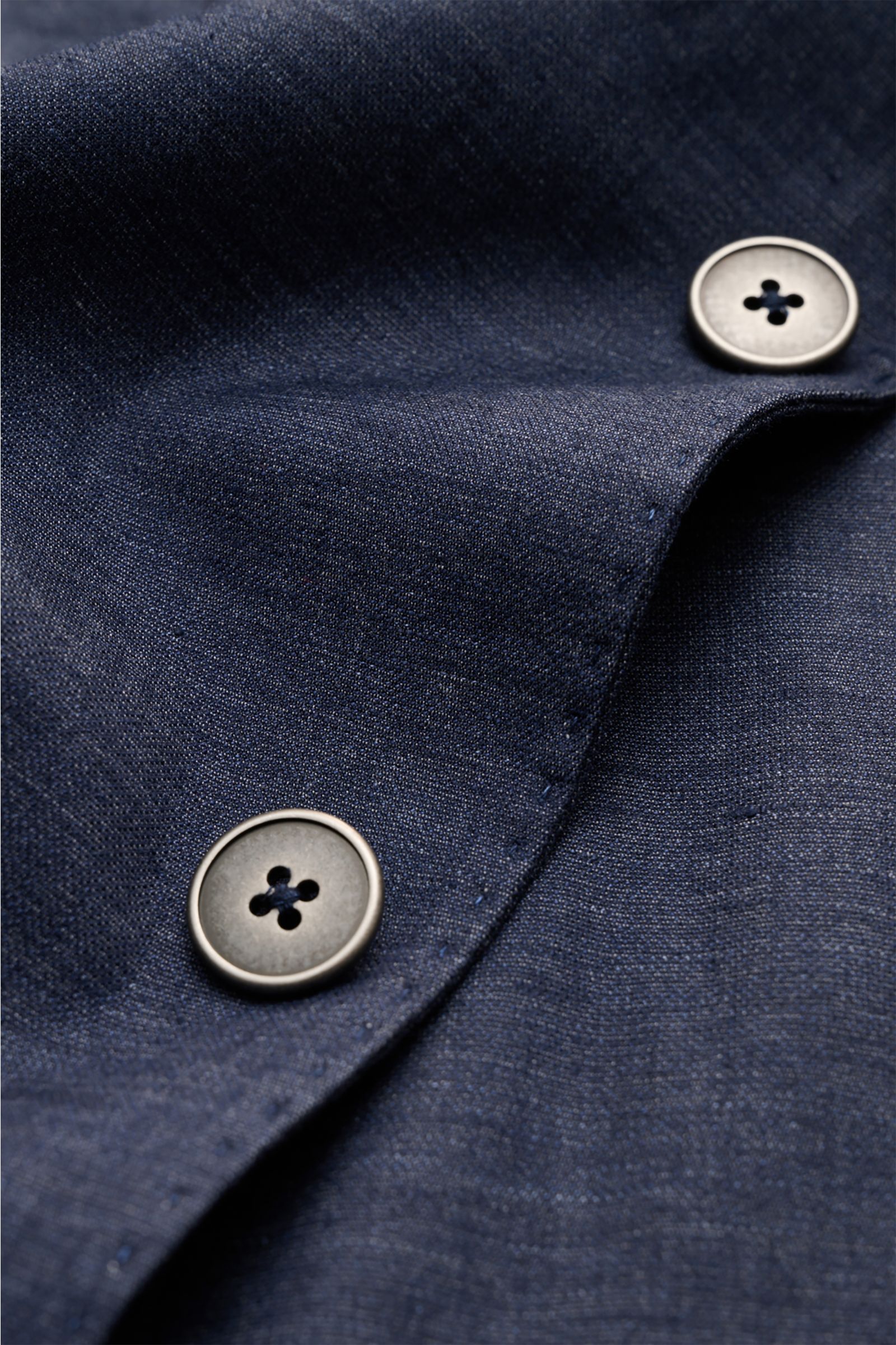 Nahaufnahme des Circolo 1901 Sakko navy meliert aus Baumwoll-Leinen-Mix mit zwei Knöpfen, weichem Griff und leichtem Stretch.