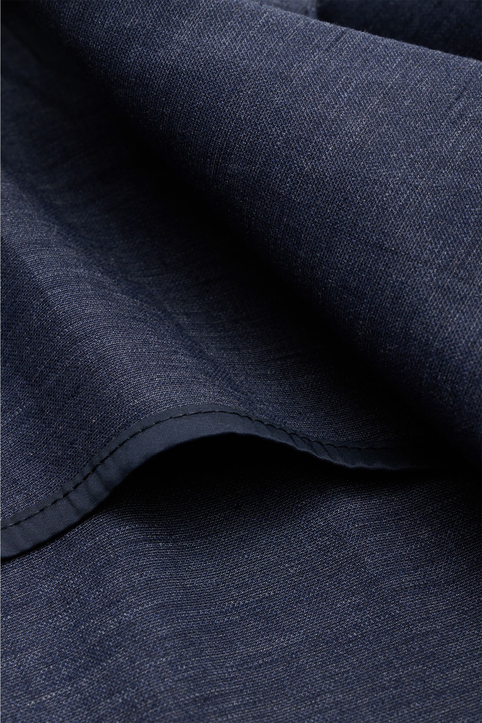 Nahaufnahme des navy melierten Circolo 1901 Sakkos aus Baumwoll-Leinen-Mix mit weichem Griff, halb gefüttert, Slim Fit und leicht elastischer Qualität.