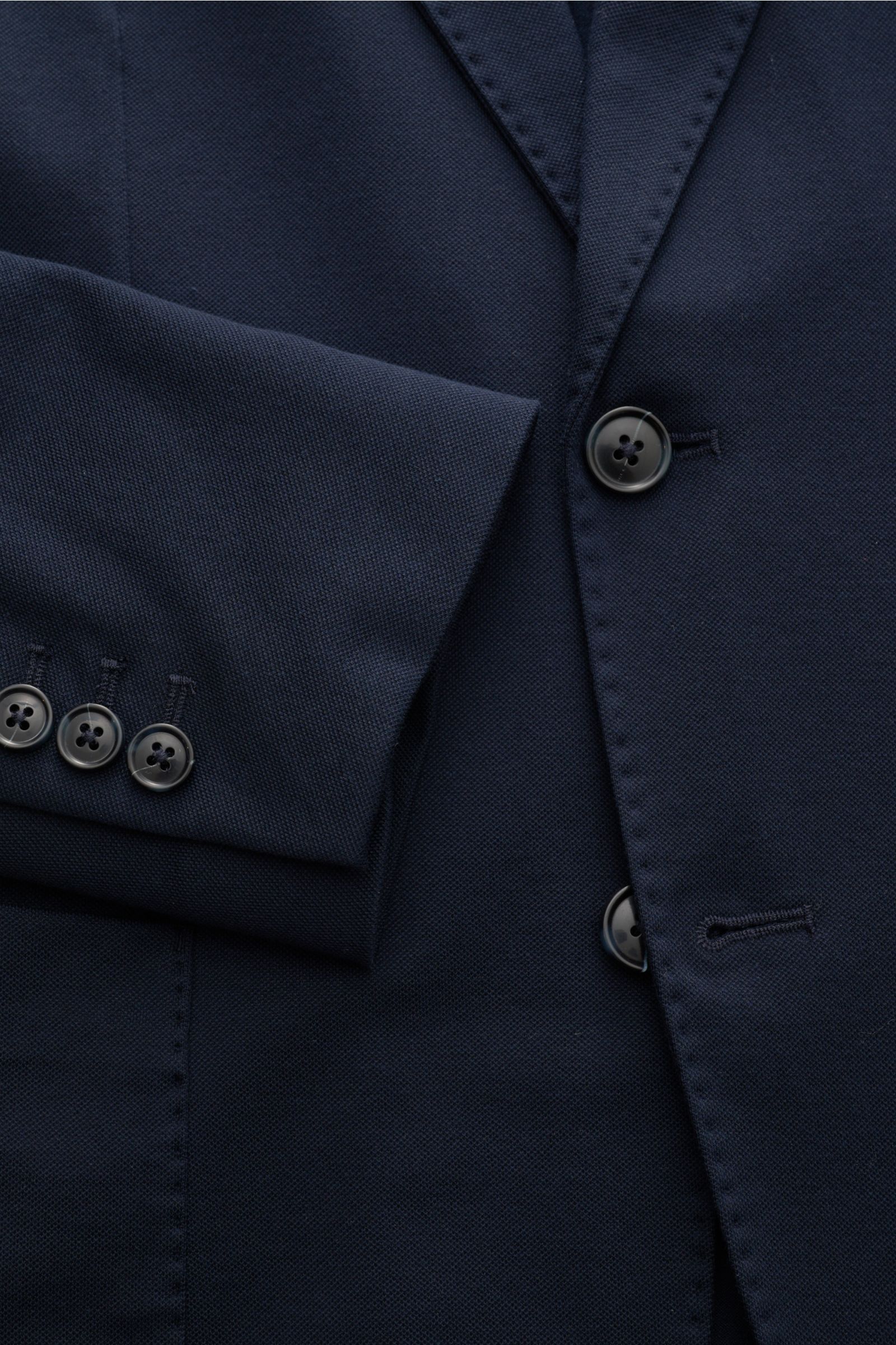 Circolo 1901 Piqué Sakko navy, schmal geschnitten, elastischer Baumwoll-Piqué, Slim Fit, Taillierter Zwei-Knopf-Stil, Ärmel mit Knöpfen, Detailaufnahme von vorne.