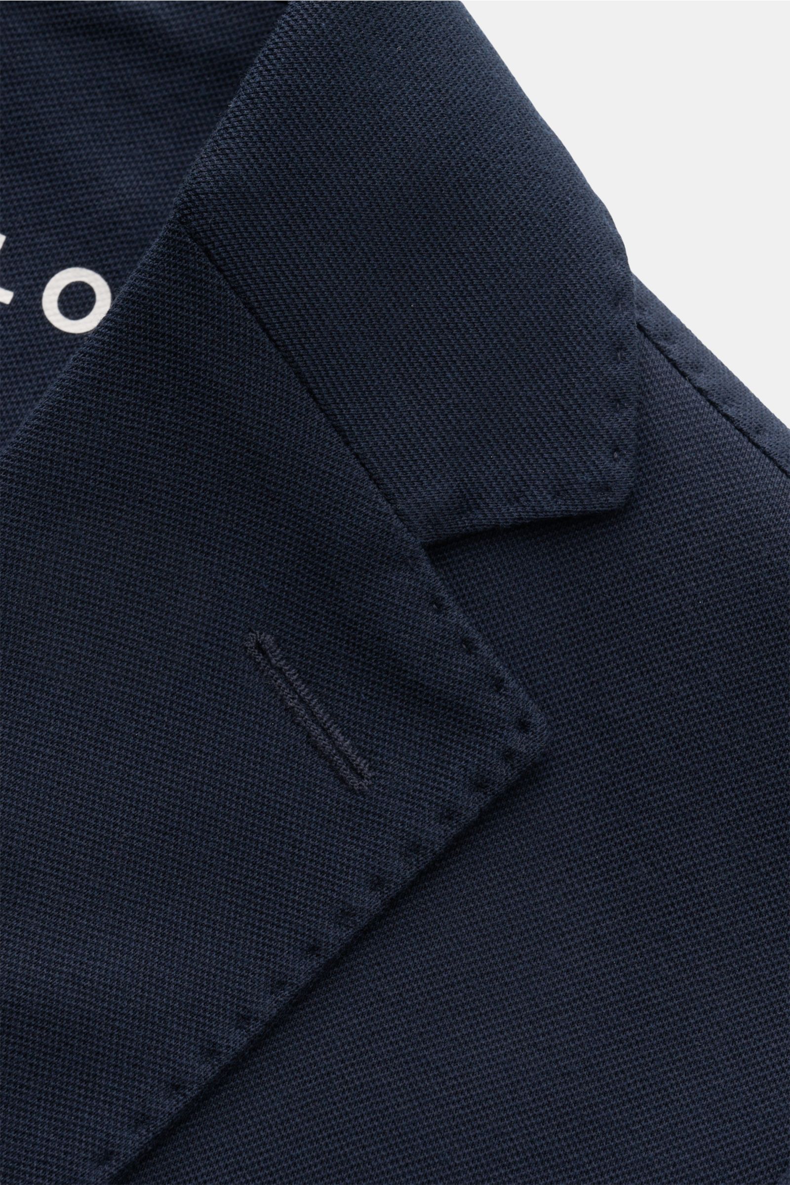 Nahaufnahme des Circolo 1901 Piqué Sakko navy mit tailliertem Revers, aus elastischem Baumwoll-Piqué, slim fit und weichem Griff.
