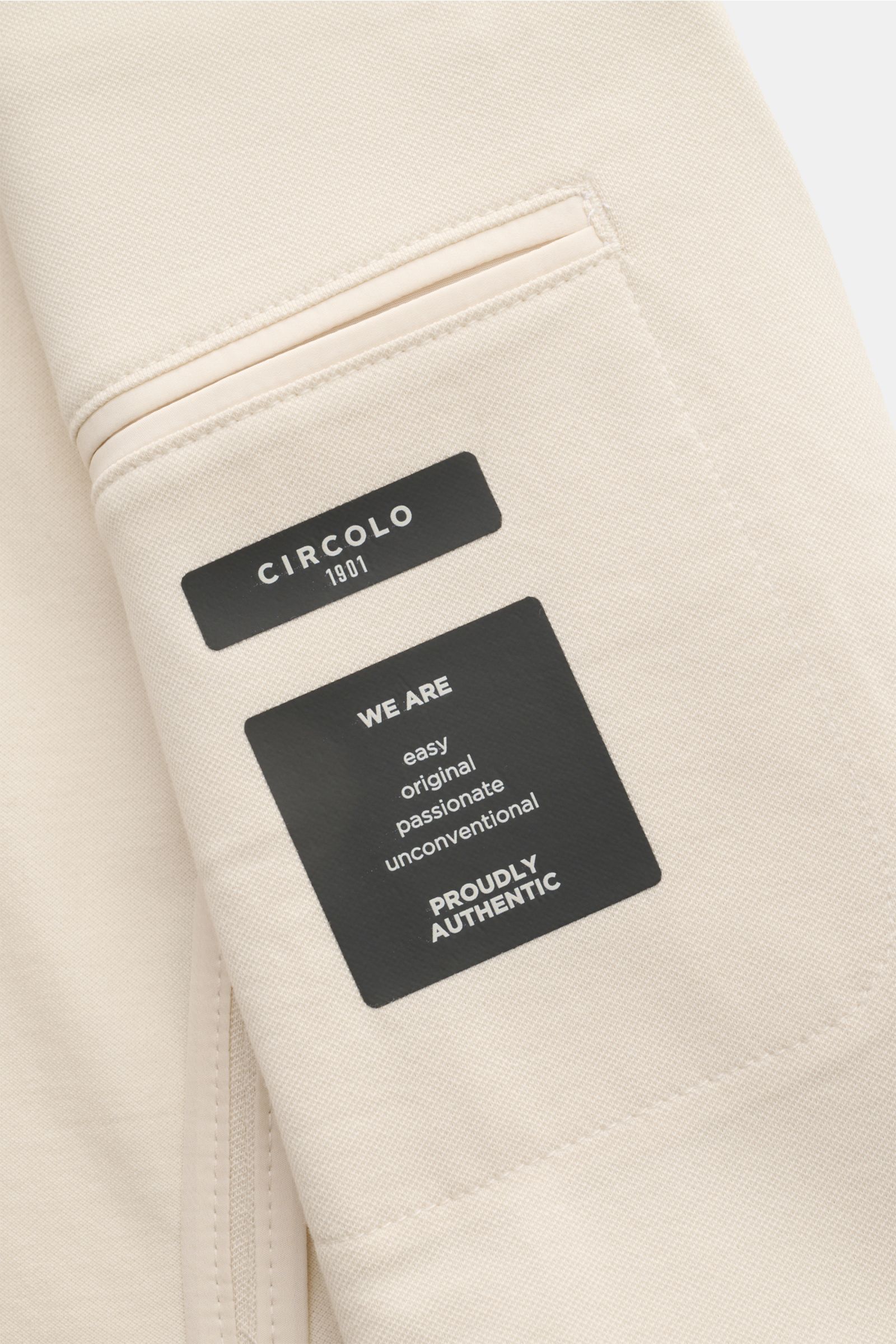 Alt-Tag (124 Zeichen):
Nahaufnahme des Armbereichs vom Circolo 1901 Piqué Sakko sand aus elastischem Baumwoll-Piqué, mit Label und feiner Textur.