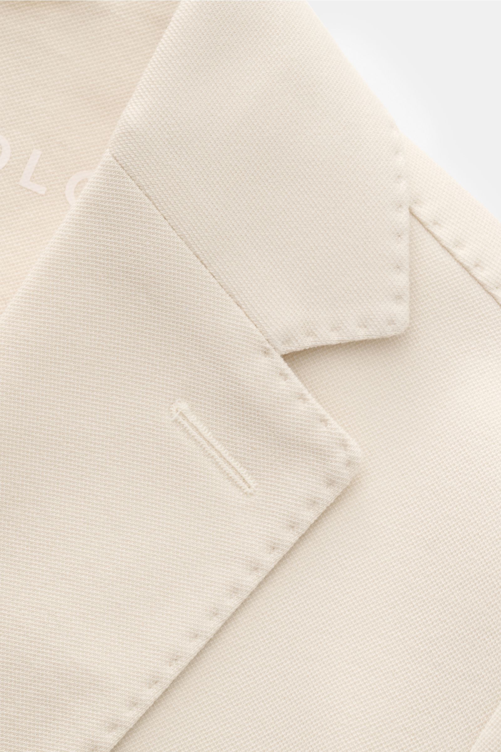 Circolo 1901 Piqué Sakko sand in schmalem Slim Fit, elastischem Baumwoll-Piqué mit fallendem Revers, Knopflöchern und weichem Griff, Nahaufnahme von oben.