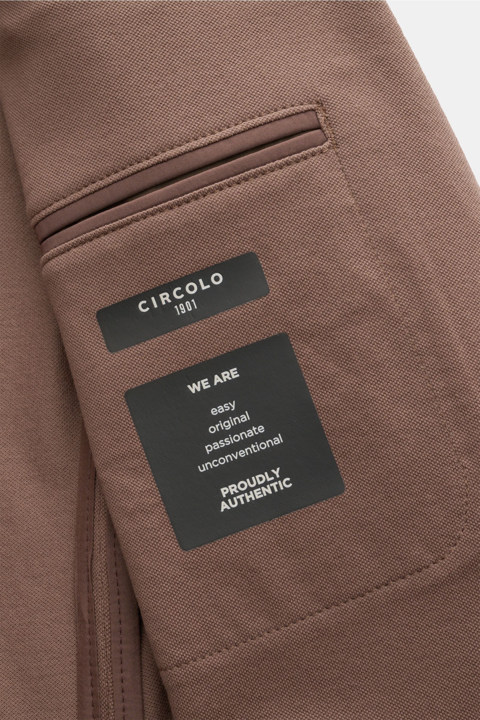 Nahaufnahme des Circolo 1901 Piqué Sakko graubraun aus elastischem Baumwoll-Piqué, slim fit, tailliert, mit Etiketten innen, fotografiert von der Innenseite.