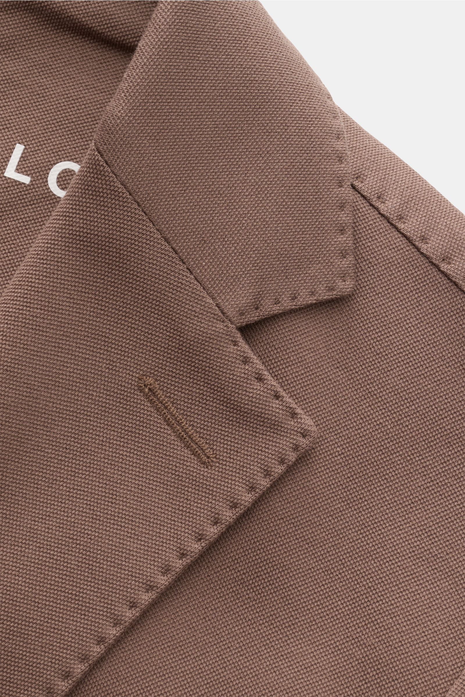 Circolo 1901 Piqué Sakko graubraun, schmal geschnitten, Baumwoll-Piqué, Slim Fit, Unconstructed-Design, Detailansicht Revers und Stoffstruktur aus nächster Nähe.