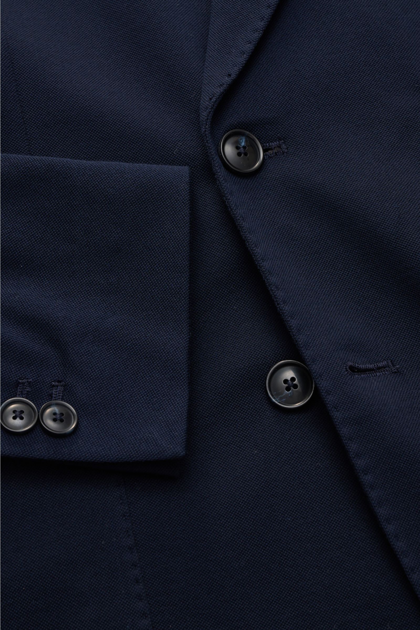 Nahaufnahme des Circolo 1901 Piqué Sakko navy aus elastischem Baumwoll-Piqué, slim Fit, zweireihiger Drei-Knopf-Stil, Spitzrevers.