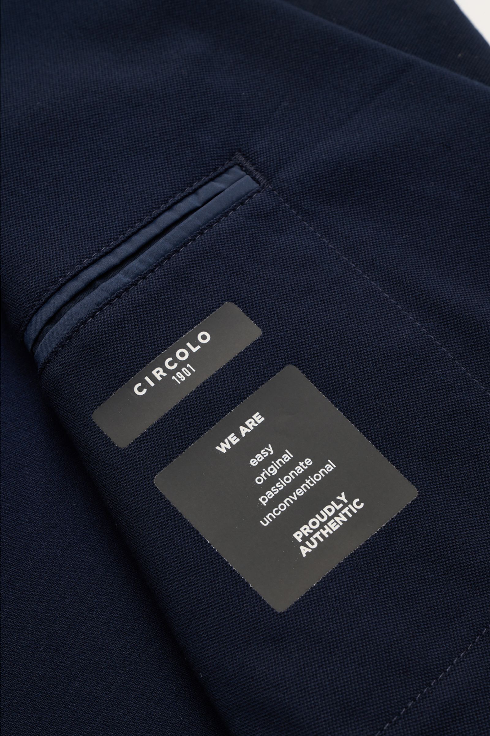 Nahaufnahme des halb gefütterten Circolo 1901 Piqué Sakko navy aus elastischem Baumwoll-Piqué mit Innentasche und Etiketten.