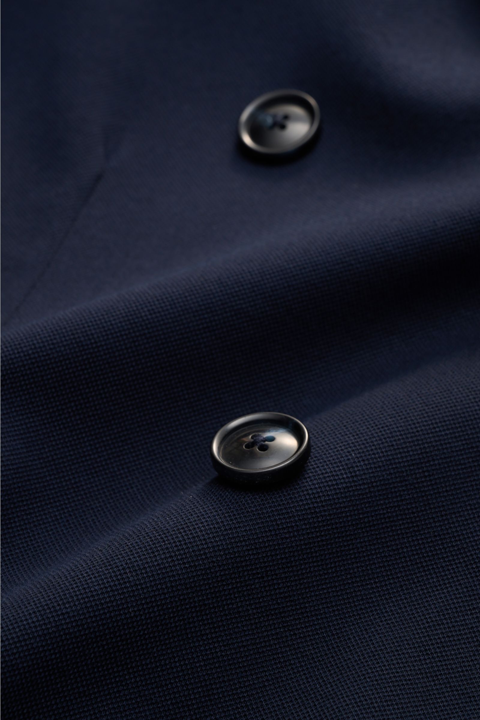 Nahaufnahme des Circolo 1901 Piqué Sakko navy aus elastischem Baumwoll-Piqué mit zwei schwarzen Knöpfen im Slim Fit, unconstructed Design.