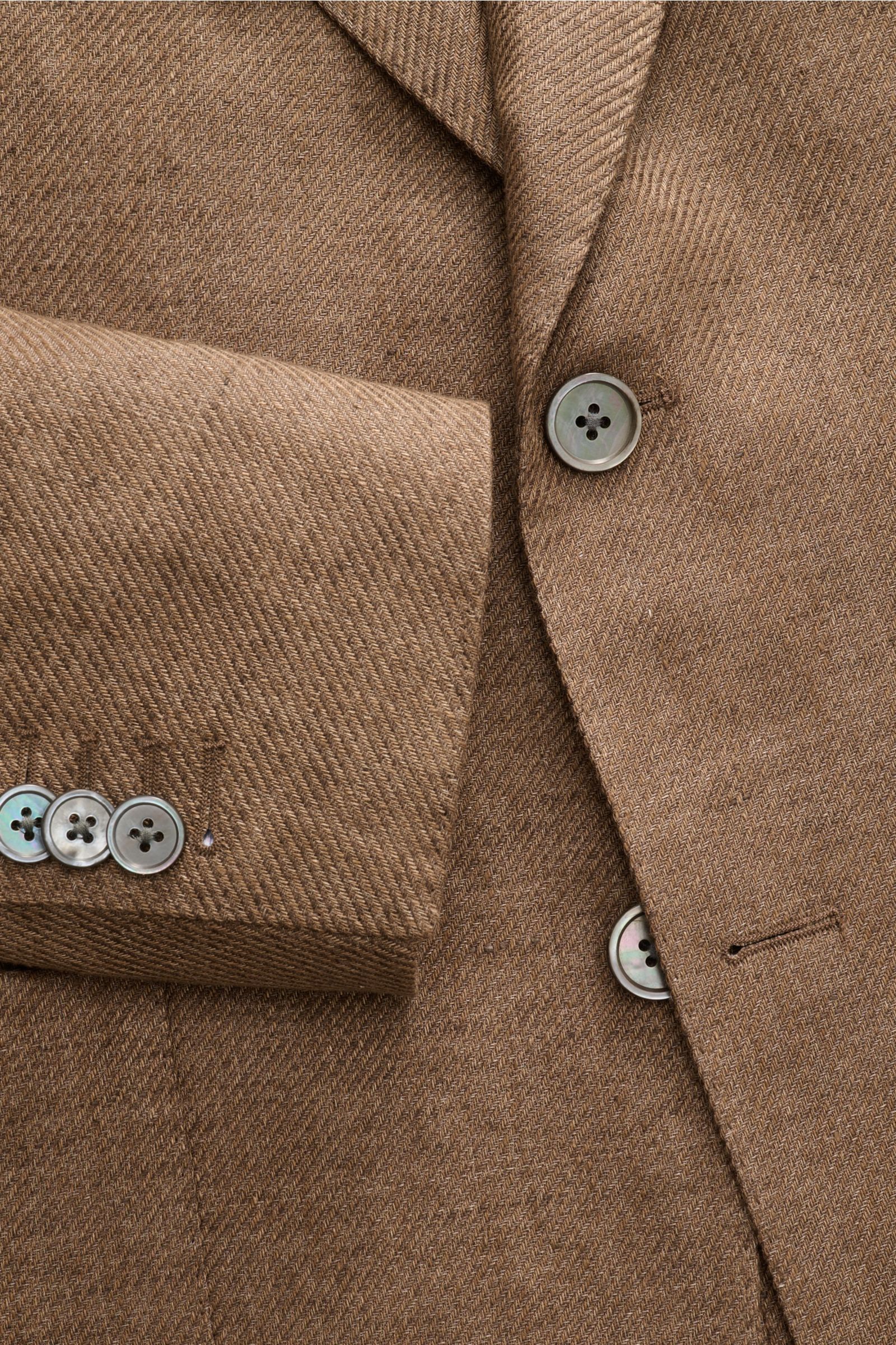 Close-up front view of Windsor Smart-casual jacket 'Giorno' brown mottled, showing buttons, lapel, and fabric texture.

Description: British elegance with summery lightness: The 'Giorno' unconstructed smart-casual jacket by WINDSOR, crafted from lightw