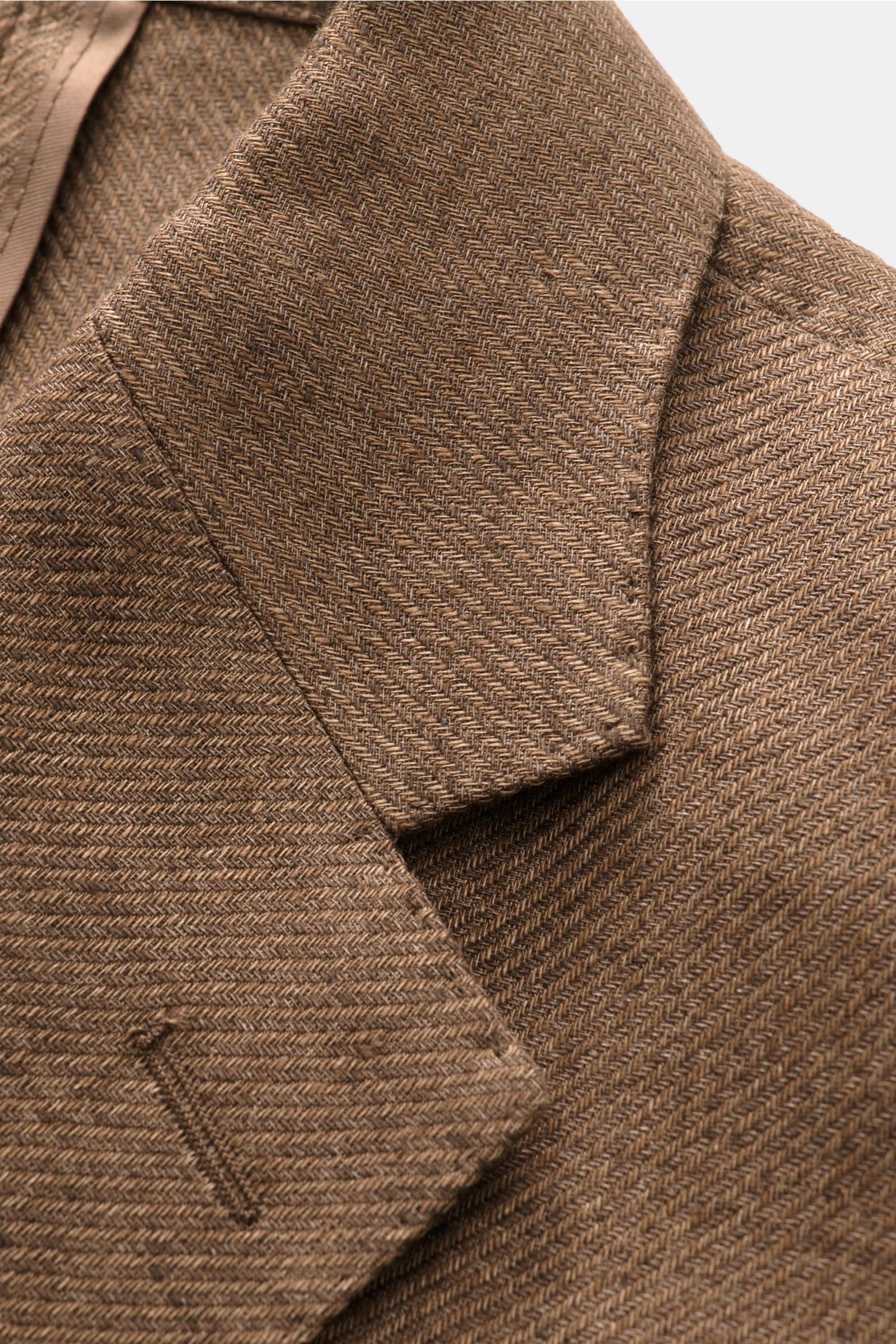 Close-up front-side view of Windsor Smart-casual jacket 'Giorno' brown mottled lapel showing fine pure linen fabric texture.

British elegance with summery lightness: The 'Giorno' unconstructed smart-casual jacket by WINDSOR, crafted from lightweight l
