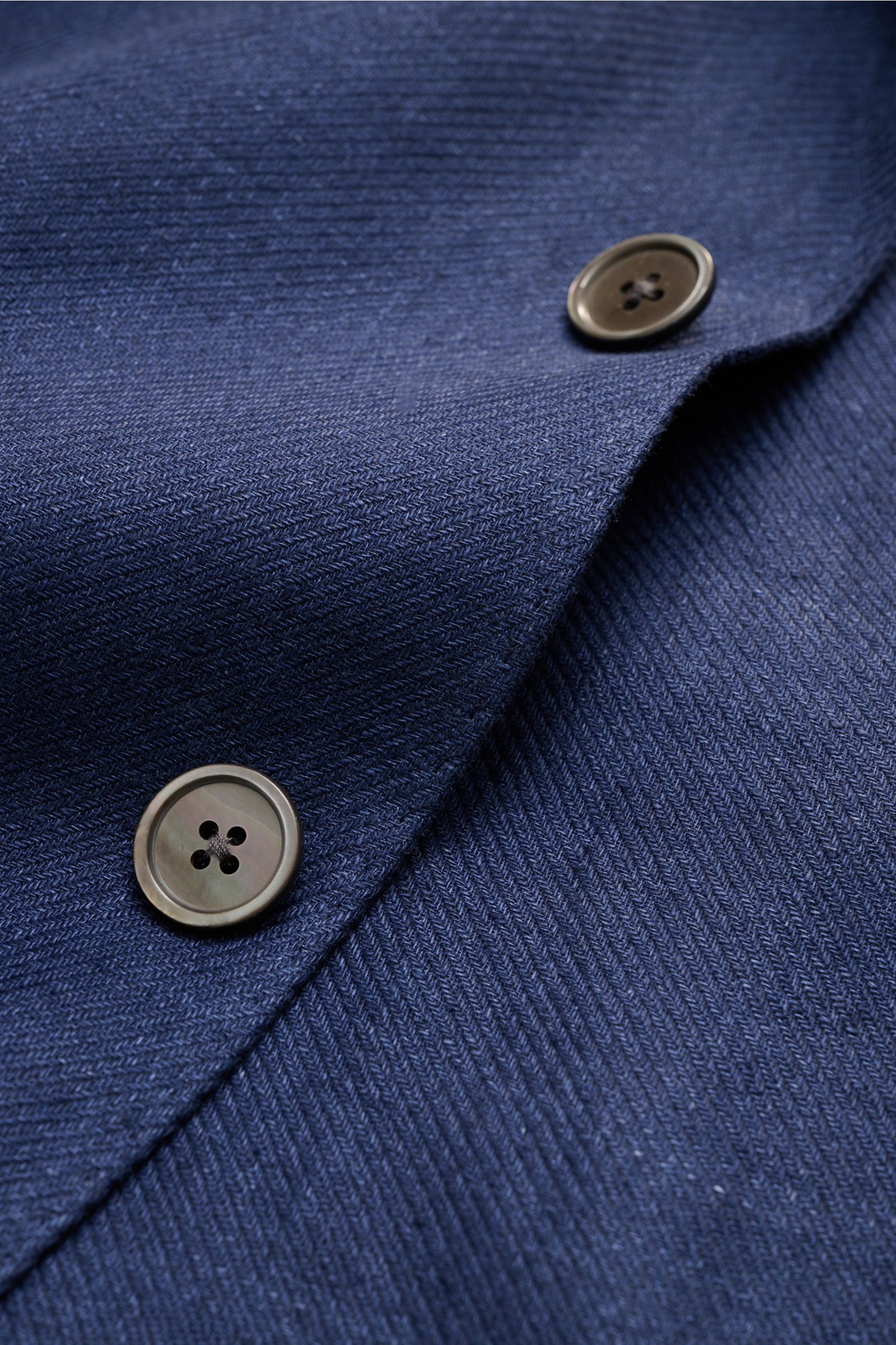 Nahaufnahme des navy melierten Windsor Sakko 'Giorno' aus reinem Leinen mit weichem Griff, Slim Fit, fallendem Revers und Zwei-Knopf-Stil.