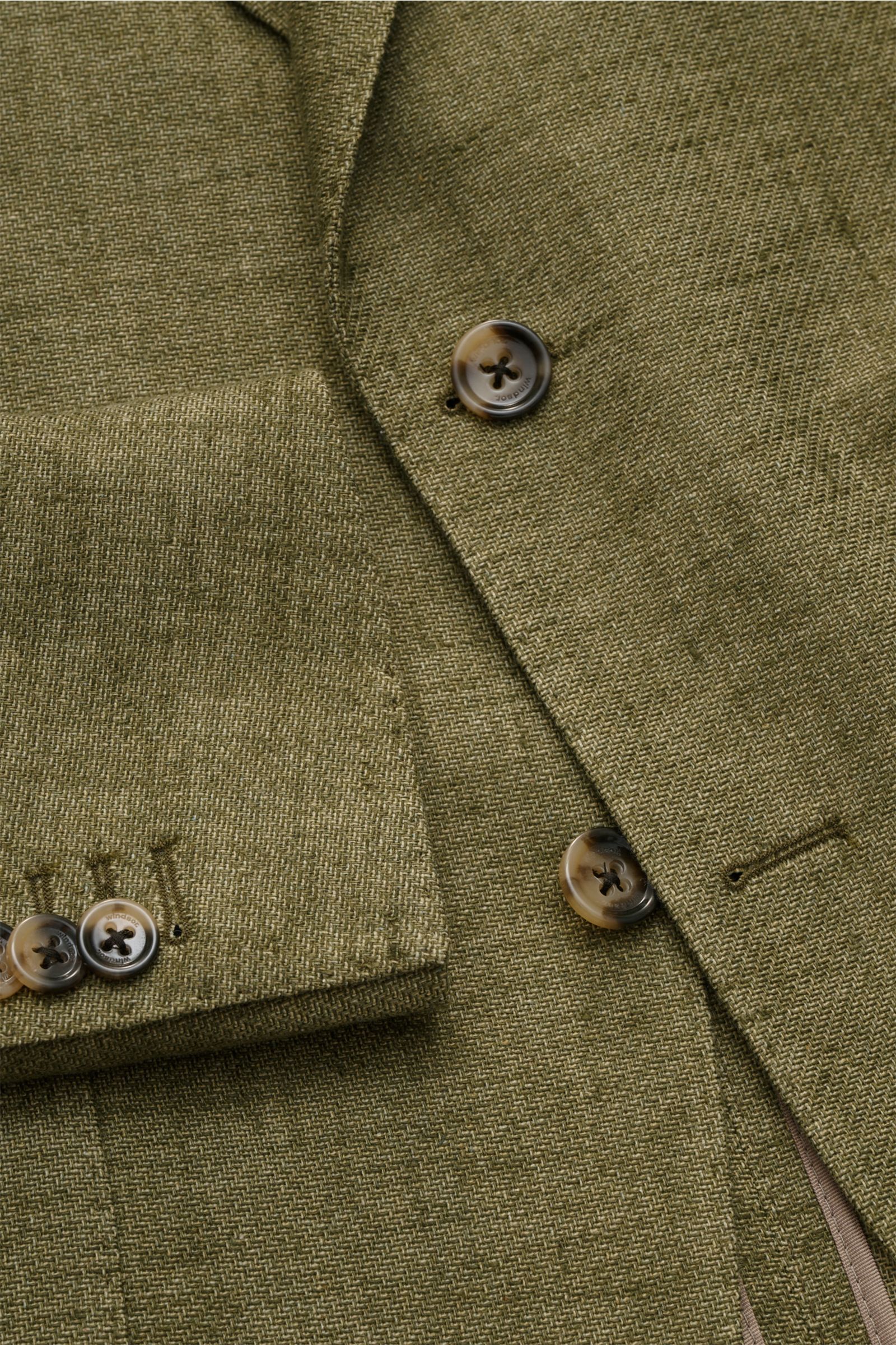 Close-up front view of Windsor Smart-casual jacket 'Giorno' olive melange showing textured cotton-linen fabric and buttons.

Stylish and uncomplicated: With the lightweight, unconstructed 'Giorno' smart-casual jacket by 