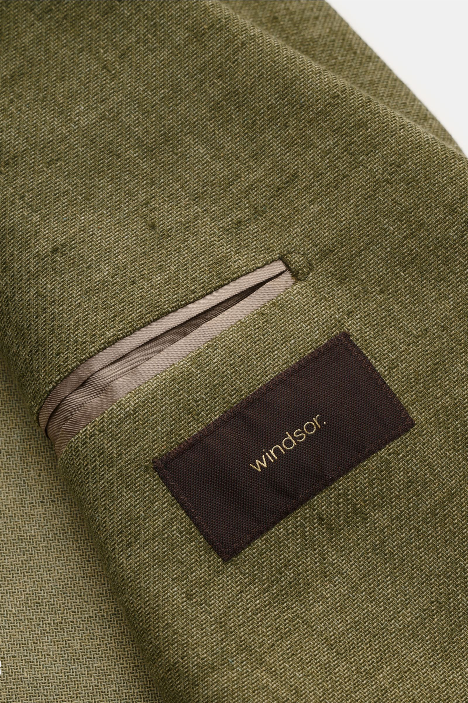 Close-up view of the Windsor Smart-casual jacket 'Giorno' olive melange fabric and inside pocket with label.

Additional description: 
Stylish and uncomplicated: With the lightweight, unconstructed 'Giorno' smart-casual jacket by 