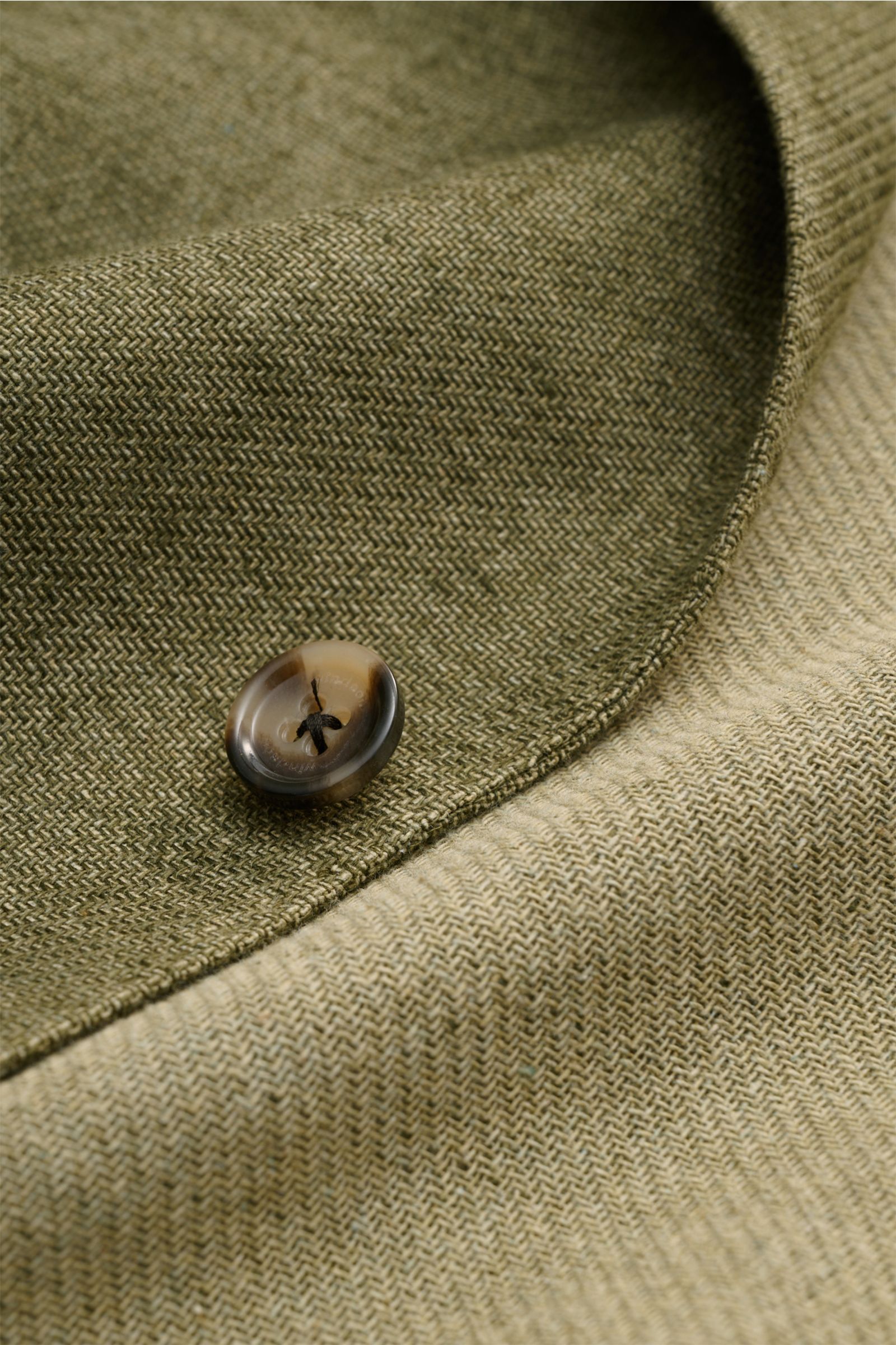 Close-up front view of the Windsor Smart-casual jacket 'Giorno' olive melange fabric and button, showcasing its cotton and linen blend texture.

Description: Stylish and uncomplicated: With the lightweight, unconstructed 'Giorno' smart-casual jacket by