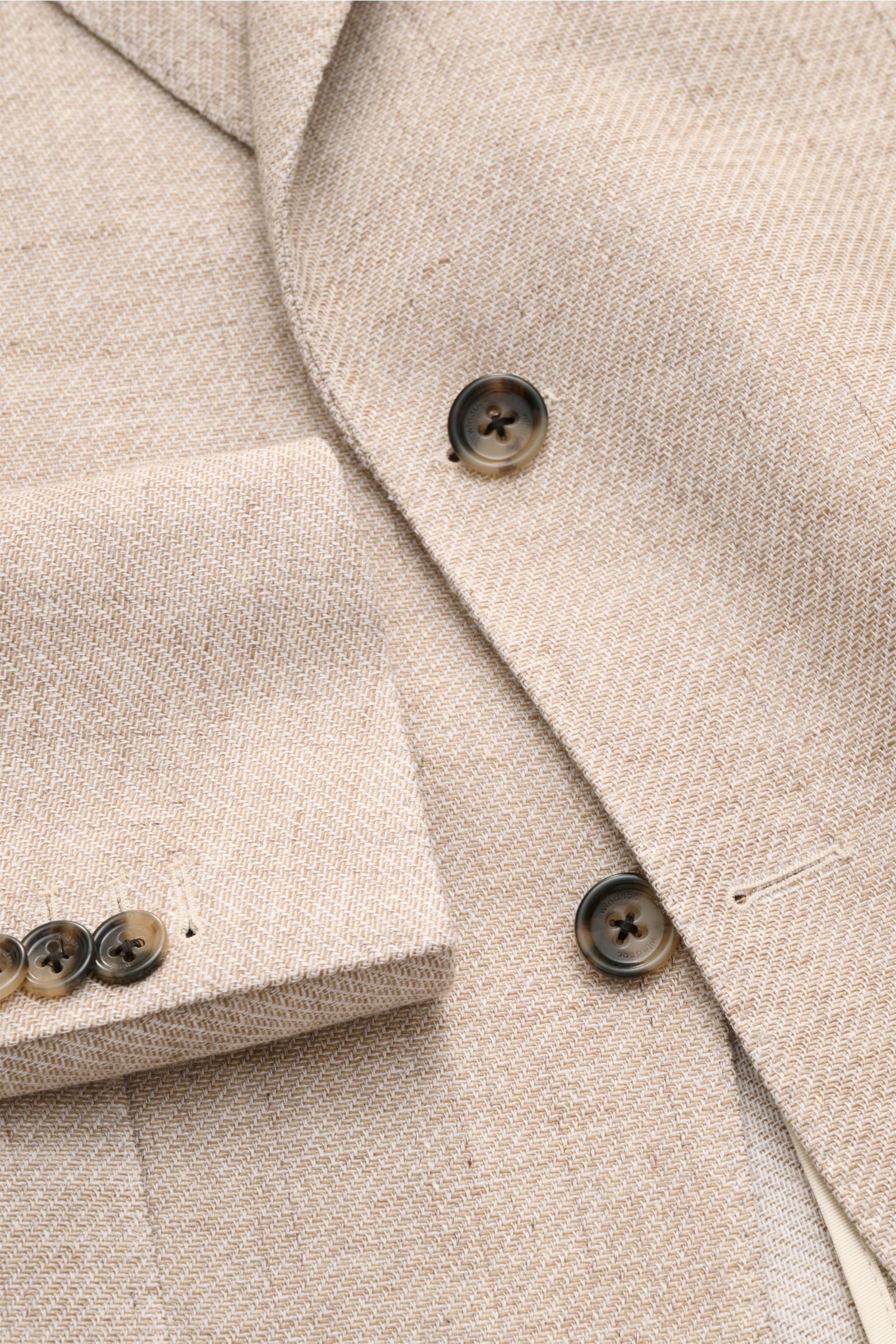 Close-up front view of the Windsor Smart-casual jacket 'Giorno' beige mottled showing textured cotton-linen blend fabric, buttons, and lapel.

Description: Stylish and uncomplicated: With the lightweight, unconstructed 'Giorno' smart-casual jacket by WIND
