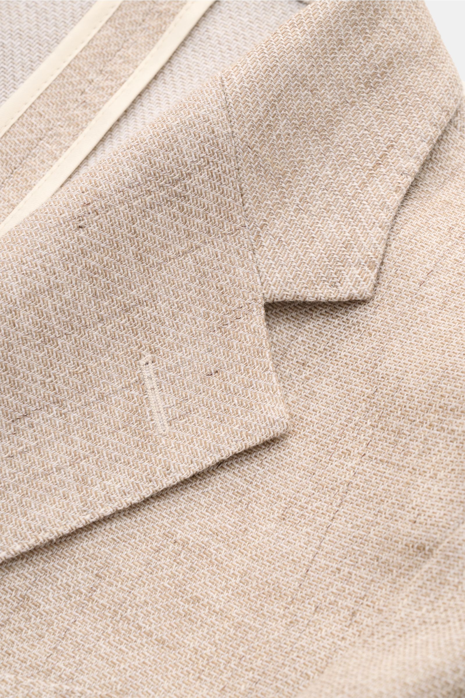 Windsor Smart-casual jacket 'Giorno' beige mottled shown in close-up from above, highlighting lightweight cotton and linen blend fabric with slim fit, step lapel, two-button style, classic breast pocket, patch hip pockets, kissing buttons, side vents at t
