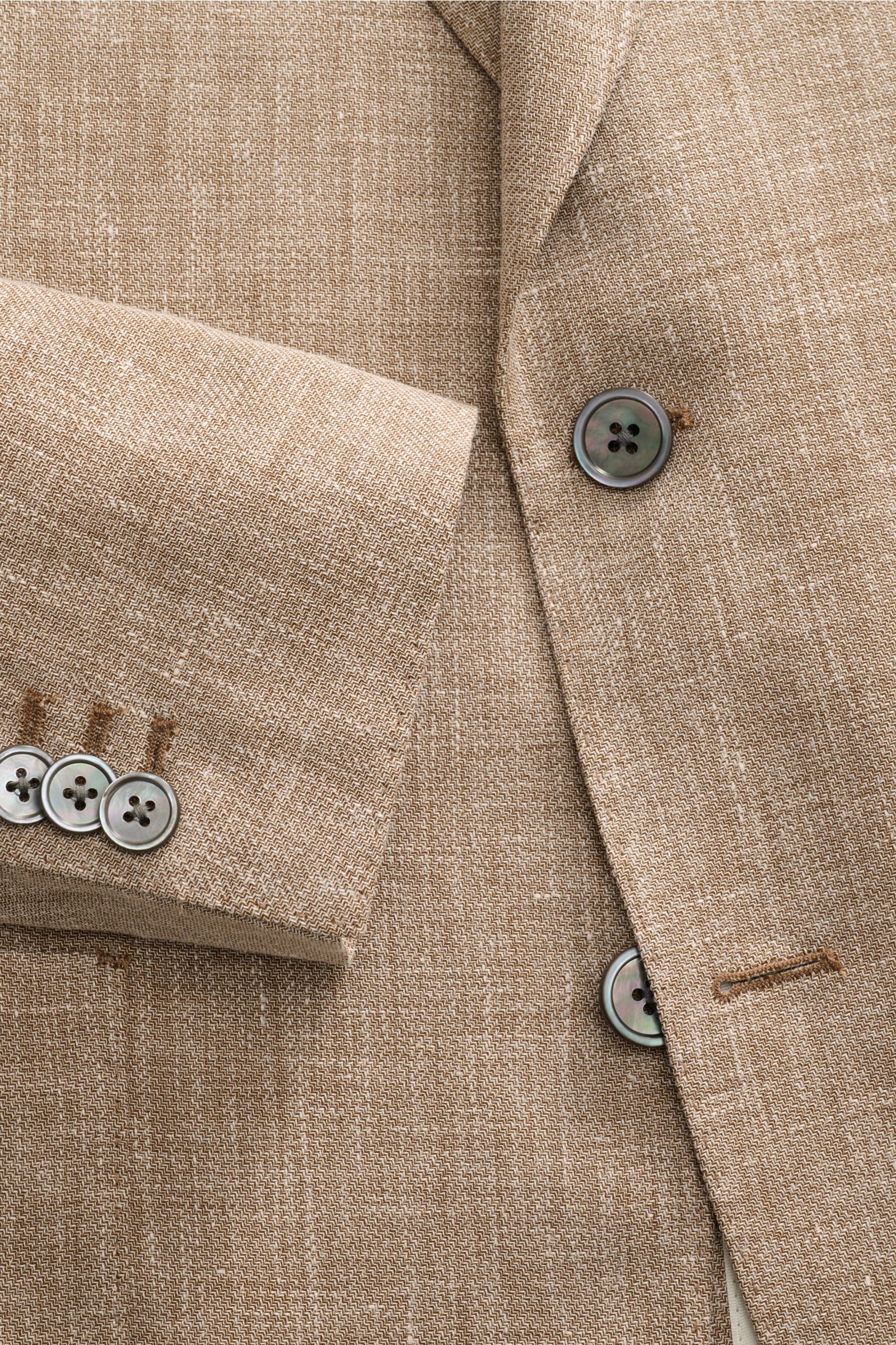 Nahaufnahme des Windsor Sakko 'Giorno' beige meliert von schräg oben, zeigt fallendes Revers, Zwei-Knopf-Stil, Slim Fit und Knöpfe.