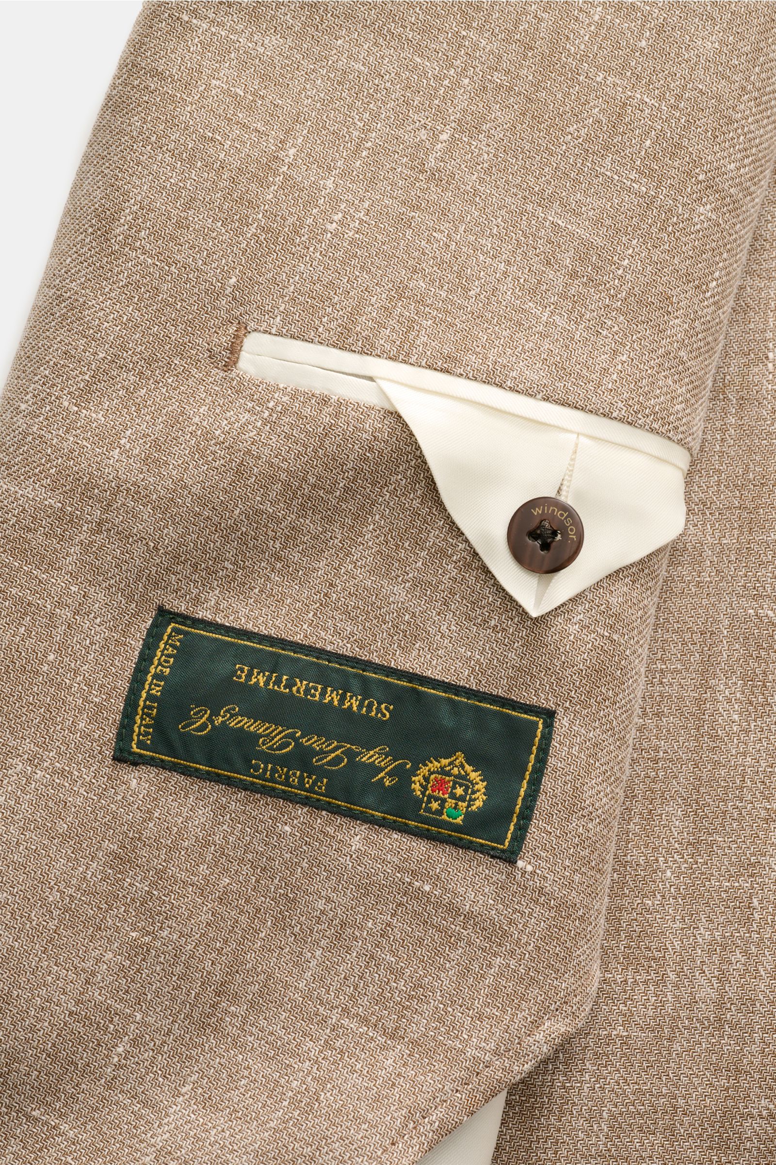 Nahaufnahme des beige melierten Windsor Sakko 'Giorno' von oben, zeigt Leinenmischung, Knopf, Innentasche und Stoffetikett.
