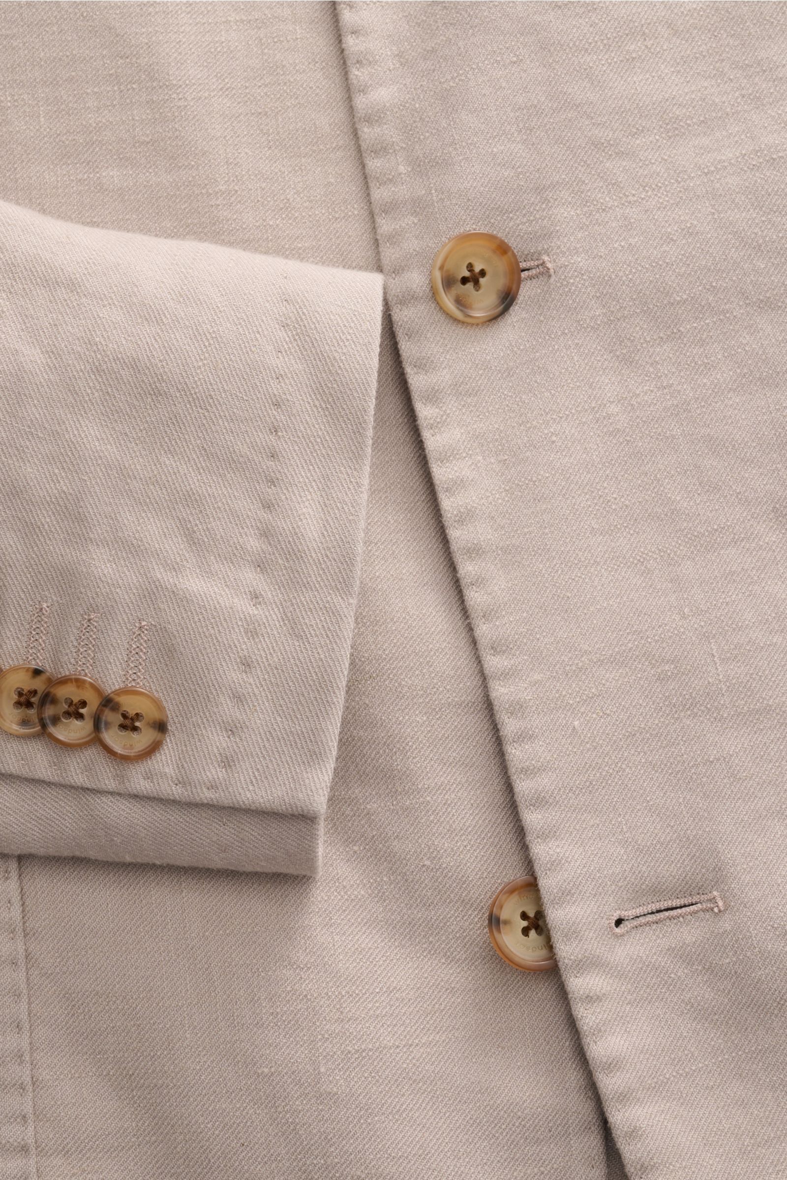 Nahaufnahme des beigen Windsor Sakko 'Tirano' mit Knöpfen und Ärmelmanschette, leichte Wolle-Leinen-Qualität, Slim Fit, unconstructed Design.