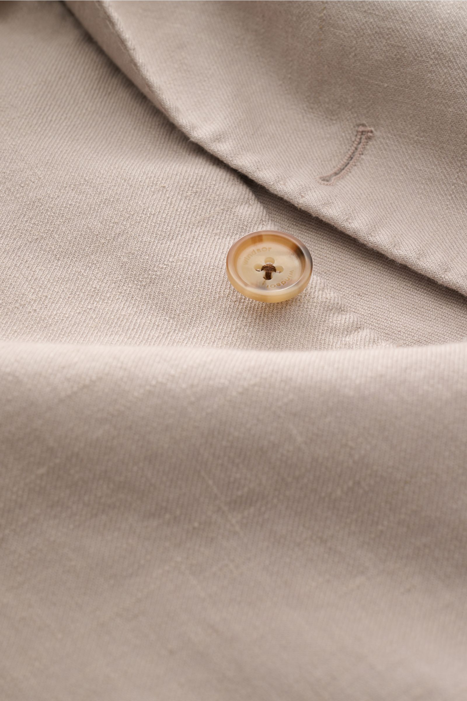 Beige Windsor Sakko 'Tirano' in Nahaufnahme aus schräger Perspektive, mit Knopf, Stehkragen, Leinen-Lyocell-Mix, Slim Fit, Unconstructed Design.