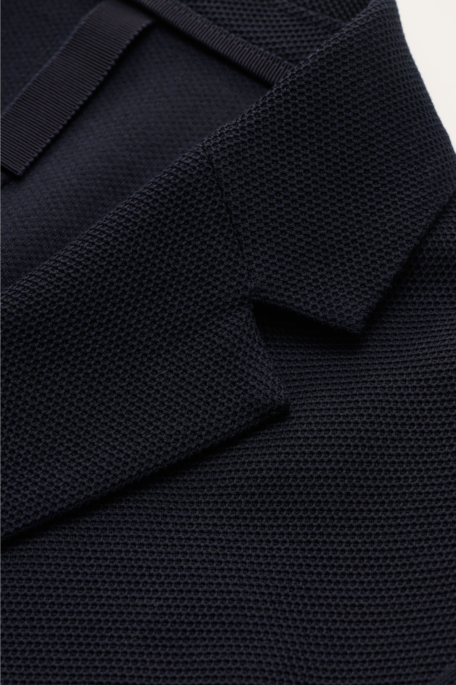 Close-up front angle of Harris Wharf London Blazer navy showing its fine waffle texture and step lapel in deep navy cotton.

Lightweight blazer from HARRIS WHARF: This model with a fine but distinctive waffle texture is made of fine Loro Piana cotton a