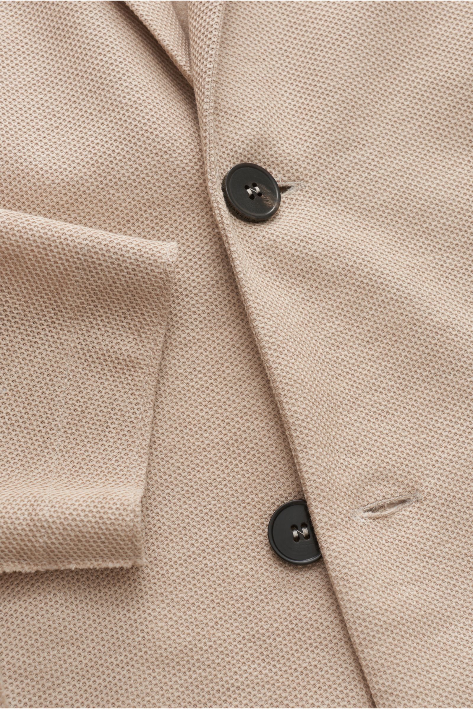 Harris Wharf London Blazer beige mit feiner Waffelstruktur aus Loro Piana Baumwolle, Slim Fit, Zwei-Knopf, Nahaufnahme von vorne.
