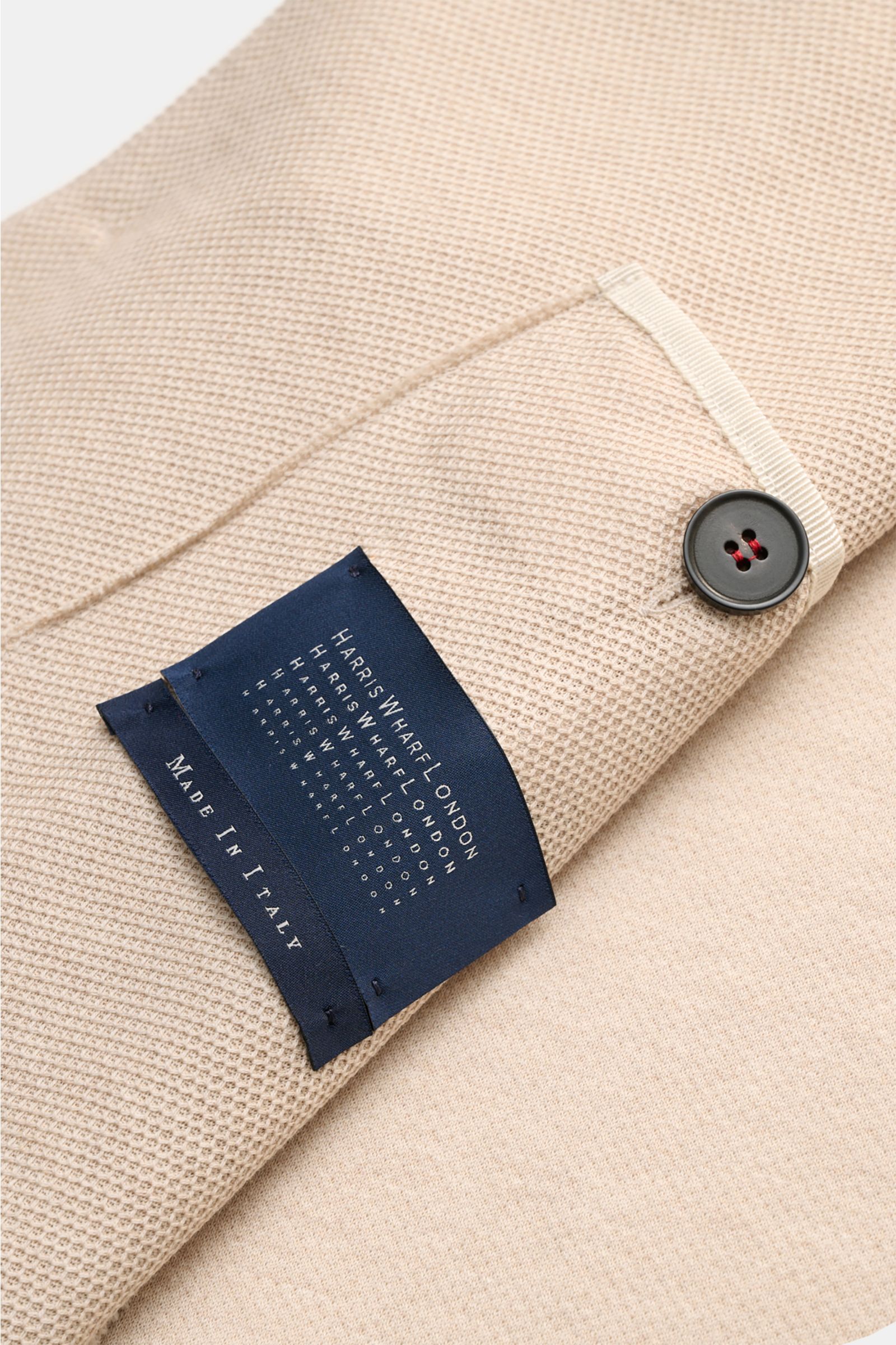 Close-up of the sleeve and label of the Harris Wharf London Knit blazer beige, showing detailed texture and button from a top-down perspective.

Description: HARRIS WHARF LONDON has chosen a high-quality cloth from Loro Piana for this relaxed knit blaz