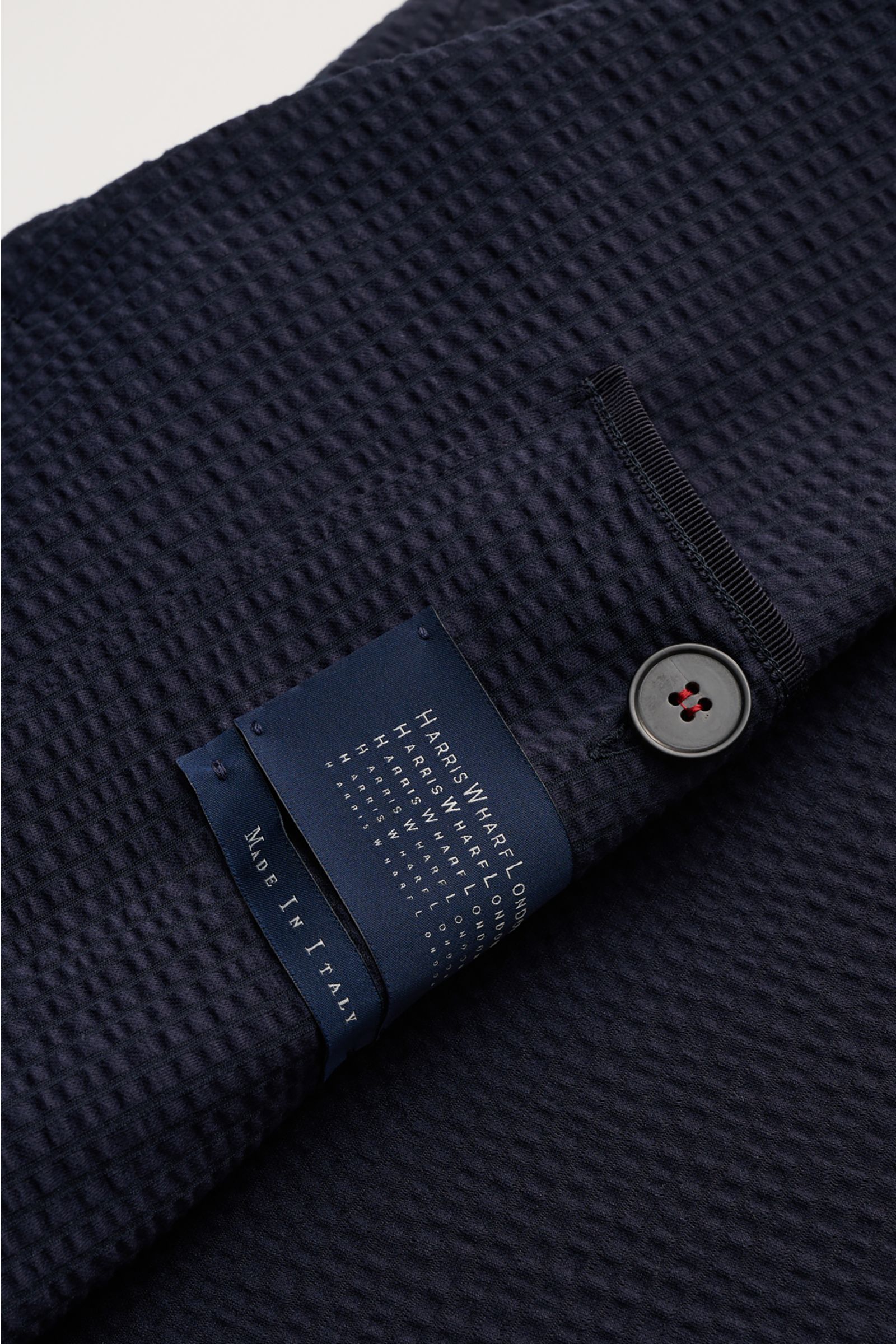 Close-up of navy seersucker fabric and button on the sleeve of the Harris Wharf London Seersucker blazer navy, photographed from above.

Style and unbeatable comfort: This sporty blazer in an unconstructed design by HARRIS WHARF LONDON is made of a cot